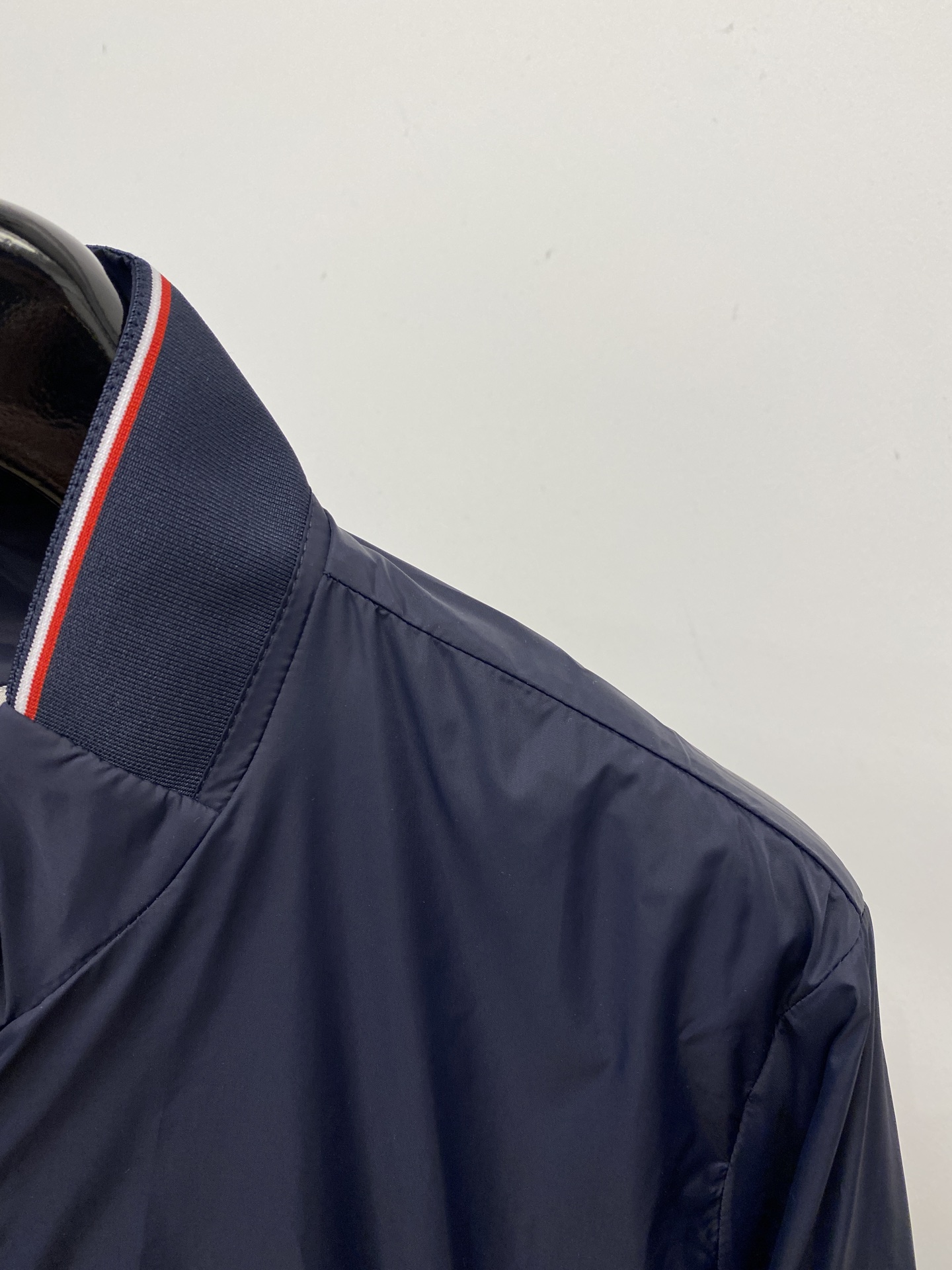 蒙口、2026新品夹克外套，时尚帅气，简约百搭款，袖口刺绣装饰图案logo，定制原版面料，不仅挺括，保持