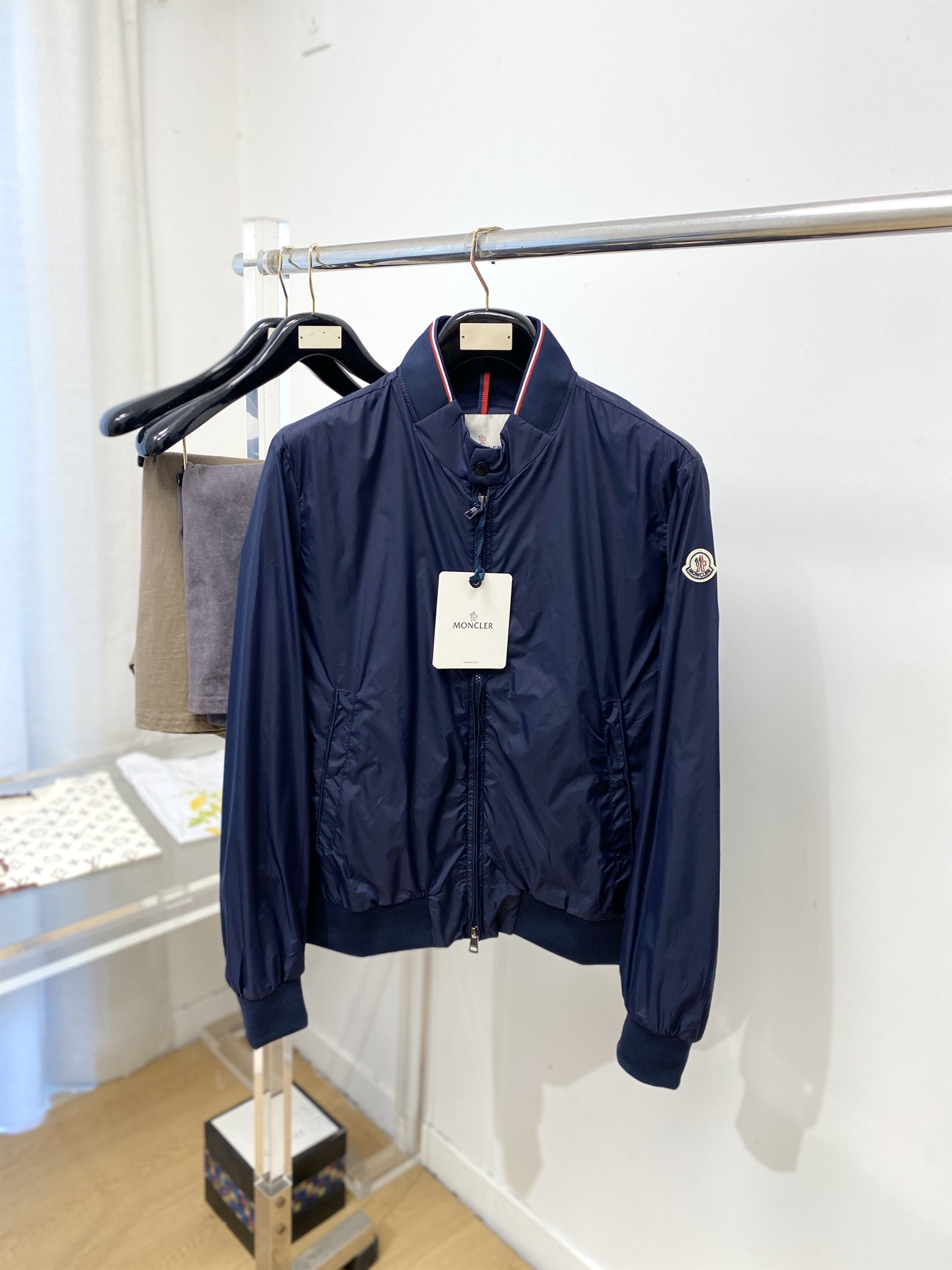 蒙口、2026新品夹克外套，时尚帅气，简约百搭款，袖口刺绣装饰图案logo，定制原版面料，不仅挺括，保持