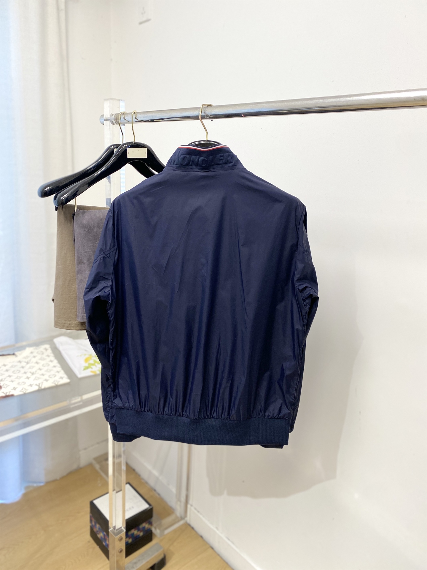 蒙口、2026新品夹克外套，时尚帅气，简约百搭款，袖口刺绣装饰图案logo，定制原版面料，不仅挺括，保持