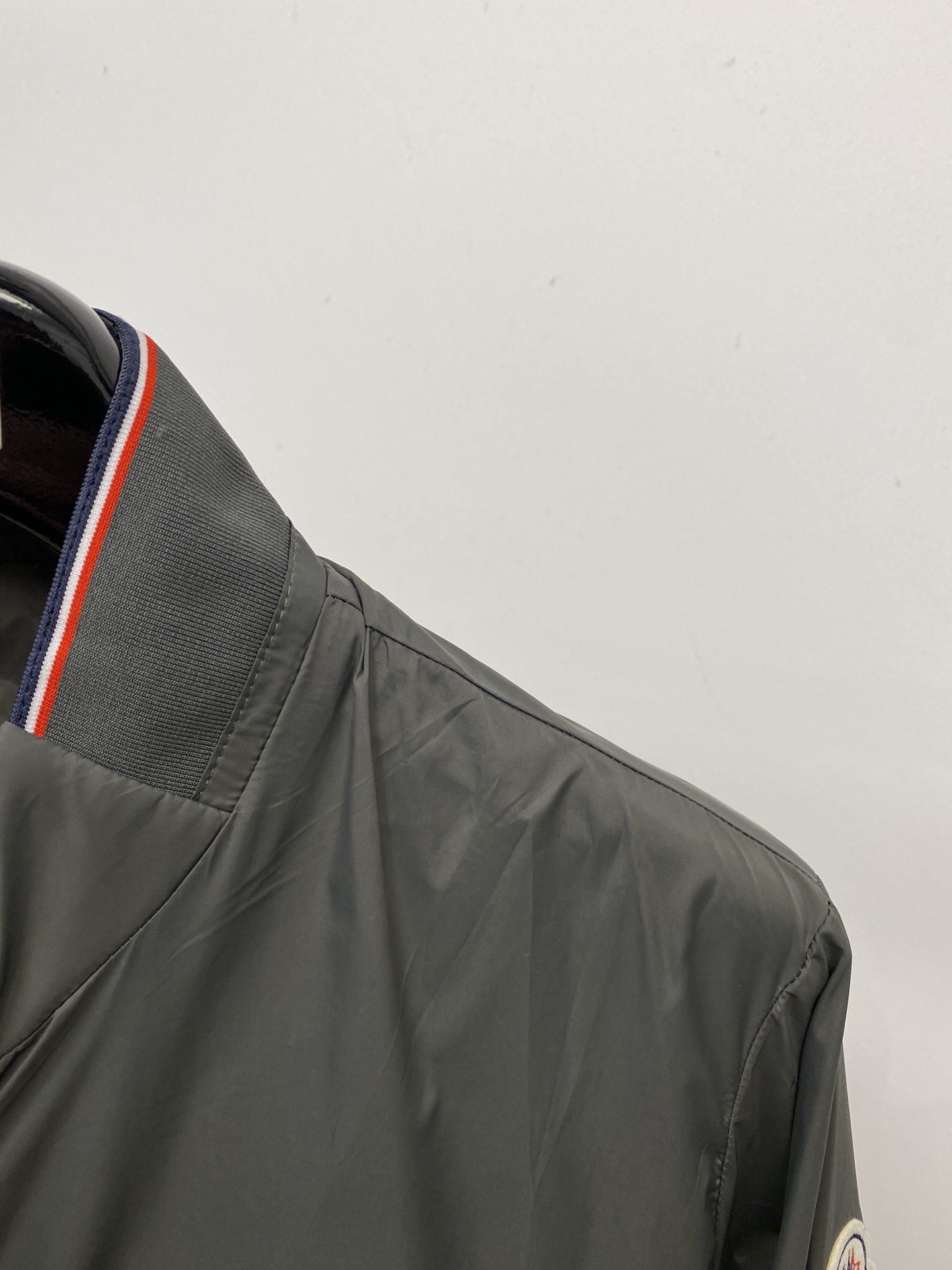 蒙口、2026新品夹克外套，时尚帅气，简约百搭款，袖口刺绣装饰图案logo，定制原版面料，不仅挺括，保持