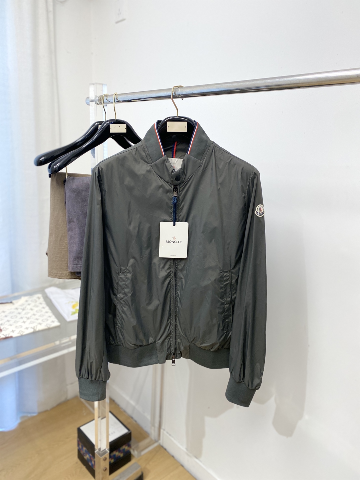 蒙口、2026新品夹克外套，时尚帅气，简约百搭款，袖口刺绣装饰图案logo，定制原版面料，不仅挺括，保持