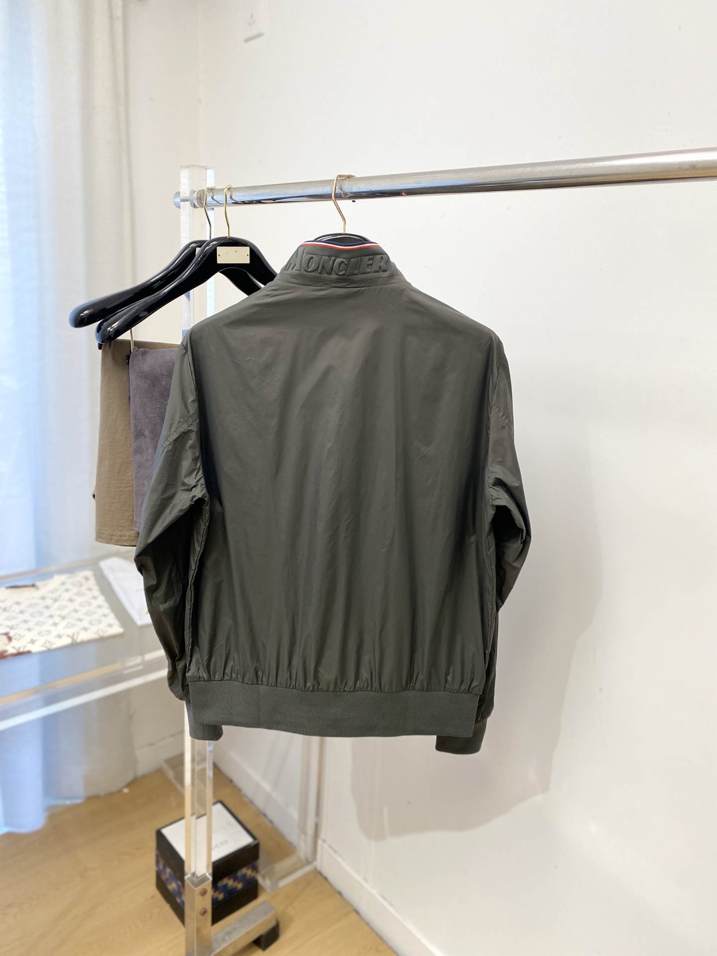 蒙口、2026新品夹克外套，时尚帅气，简约百搭款，袖口刺绣装饰图案logo，定制原版面料，不仅挺括，保持