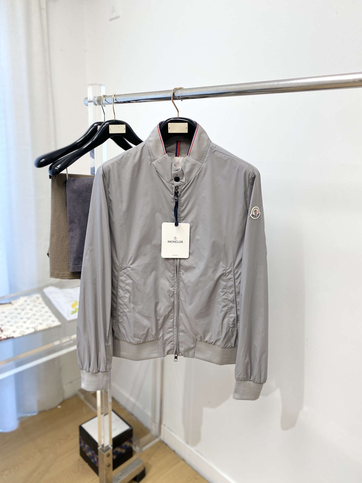 蒙口、2026新品夹克外套，时尚帅气，简约百搭款，袖口刺绣装饰图案logo，定制原版面料，不仅挺括，保持