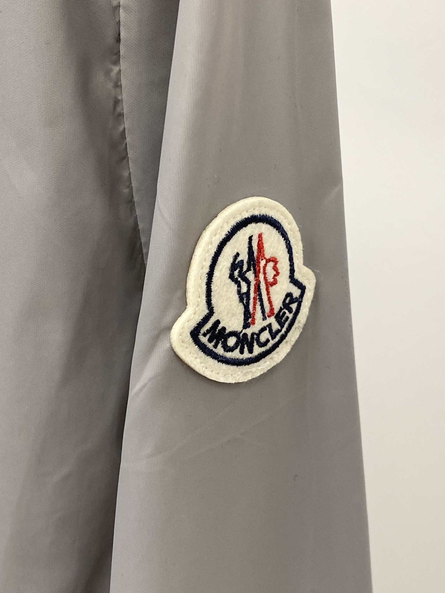 蒙口、2026新品夹克外套，时尚帅气，简约百搭款，袖口刺绣装饰图案logo，定制原版面料，不仅挺括，保持