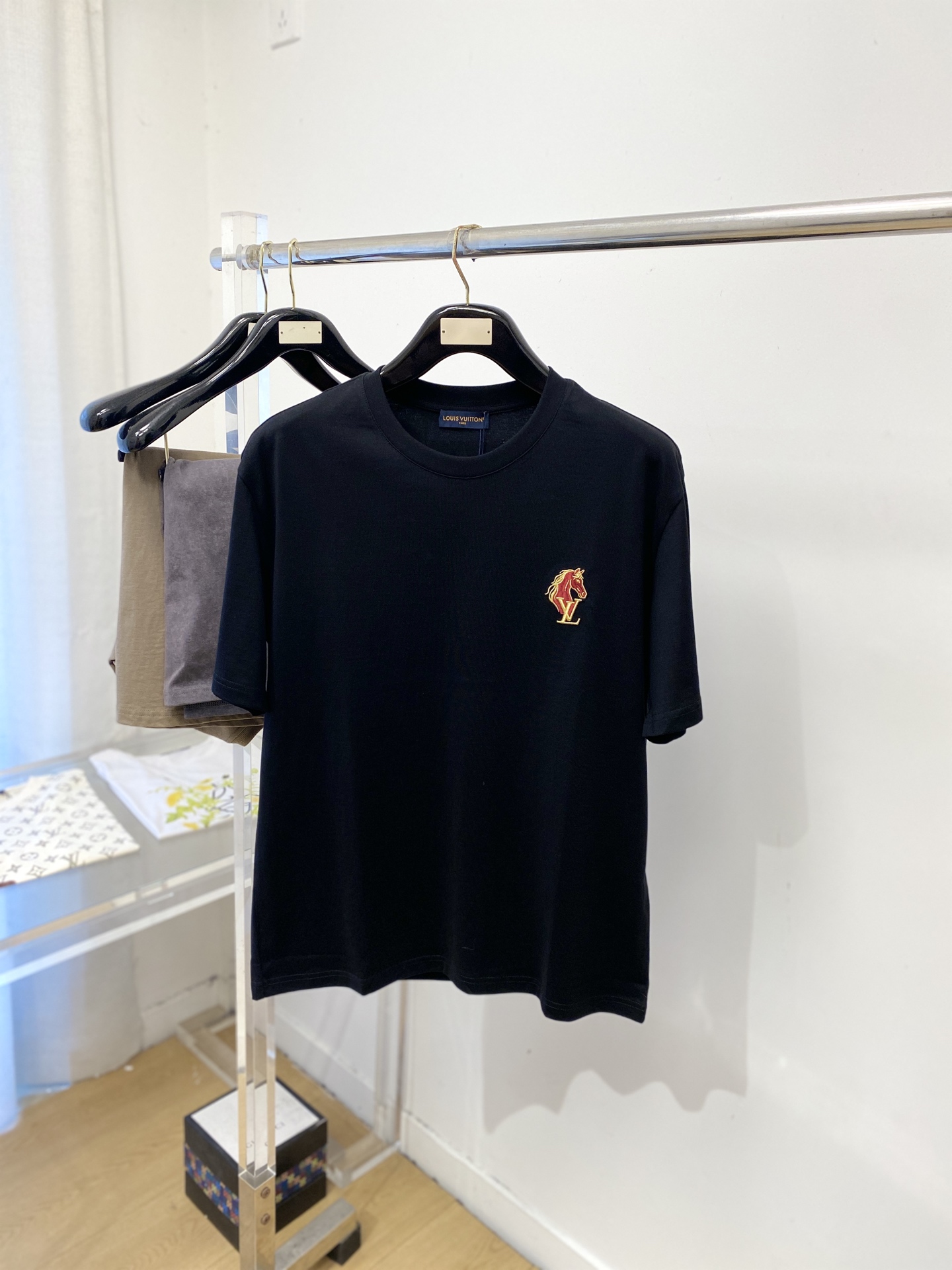 NO:756783,Louis Vuitton, 2026 new short-sleeved T-shirt, handsome and fashionable, exquisite embroidery pattern letter logo on the chest, simple and versatile. The fabric cotton is not only crisp and maintains the trendy silhouette, but also comfortable to wear, and the yarn is more delicate. Size M-3XL,, louis vuitton, T-shirt, tees, t-shirt,19860909路易威登、2026新品短袖T恤,帅气时尚,胸前精致刺绣图案字母logo,简约百搭款.面料棉 不仅挺括,保持潮流的廓形,又穿着舒适,纱织更细腻,码数M-3XL,,louis vuitton,T-shirt,tees，t-shirt,,Men's clothing