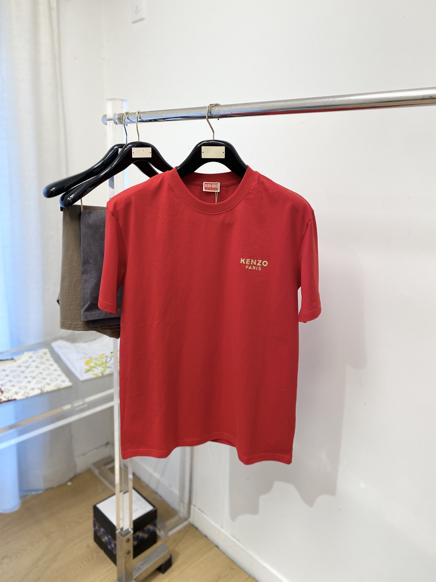 NO:756784,KENZO, 2026 new short-sleeved T-shirt, handsome and fashionable, with exquisite embroidered letter logo on the chest, simple and versatile. The fabric cotton is not only crisp and maintains the trendy silhouette, but also comfortable to wear, and the yarn is more delicate. The size is S-XL,, T-shirt, tees, t-shirt,19860909KENZO、2026新品短袖T恤,帅气时尚,胸前精致刺绣字母logo,简约百搭款.面料棉 不仅挺括,保持潮流的廓形,又穿着舒适,纱织更细腻,码数S-XL,,T-shirt,tees，t-shirt,,Men's clothing