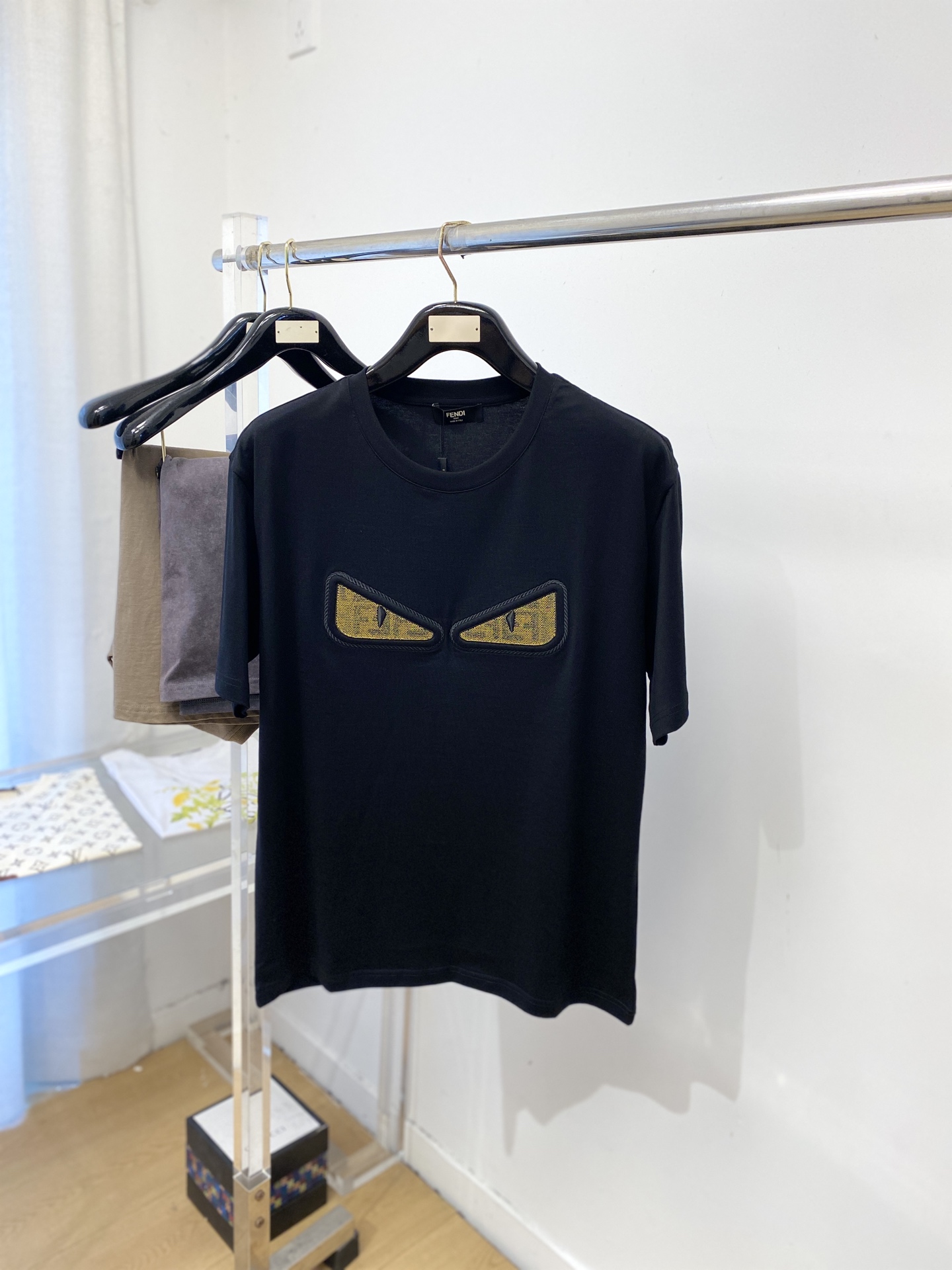 NO:759324,Fendi, 2026 new short-sleeved T-shirt, handsome and fashionable, with a concave and embroidered logo on the chest, simple and versatile. The fabric cotton is not only crisp and maintains the trendy silhouette, but also comfortable to wear, and the yarn is more delicate. Size M-3XL,,fendi,T-shirt,tees,t-shirt,19860909芬迪、2026新品短袖T恤,帅气时尚,胸前设计凹凸刺绣图案logo,简约百搭款.面料棉 不仅挺括,保持潮流的廓形,又穿着舒适,纱织更细腻,码数M-3XL,,fendi,T-shirt,tees，t-shirt,,Men's clothing