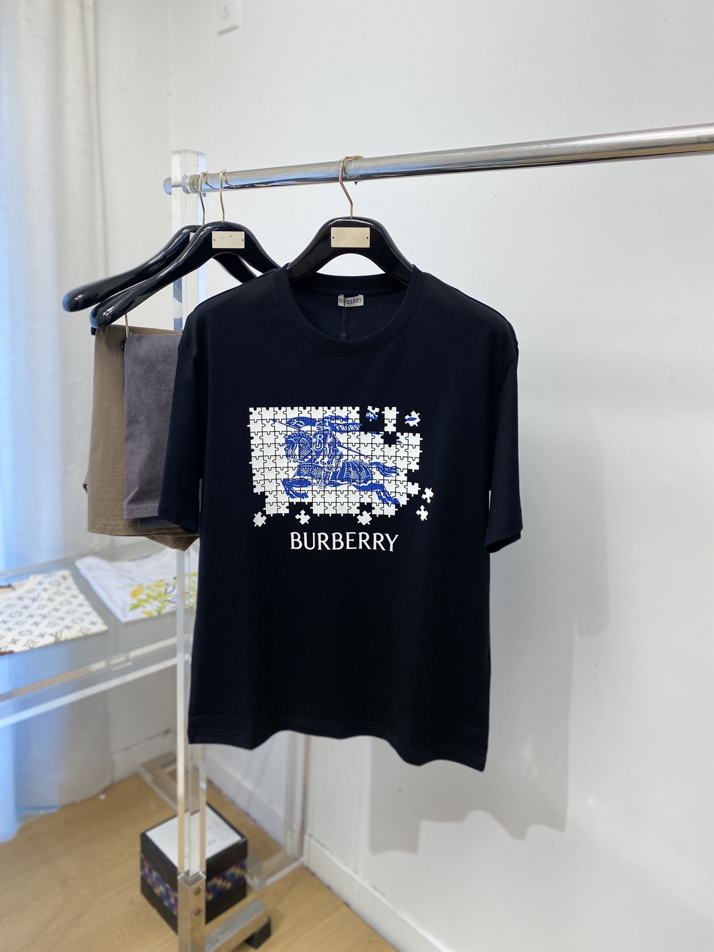 NO:759316,Burberry, 2026 new short-sleeved T-shirt, handsome and fashionable, top-notch printed letter pattern logo on the chest, simple and versatile. The fabric cotton is not only crisp and maintains the trendy silhouette, but also comfortable to wear, and the yarn is more delicate. The size is M-3XL,, burberry, T-shirt, tees, t-shirt,19860909巴宝莉、2026新品短袖T恤,帅气时尚,胸前顶级印花字母图案logo,简约百搭款.面料棉 不仅挺括,保持潮流的廓形,又穿着舒适,纱织更细腻,码数M-3XL,,burberry,T-shirt,tees，t-shirt,,Men's clothing