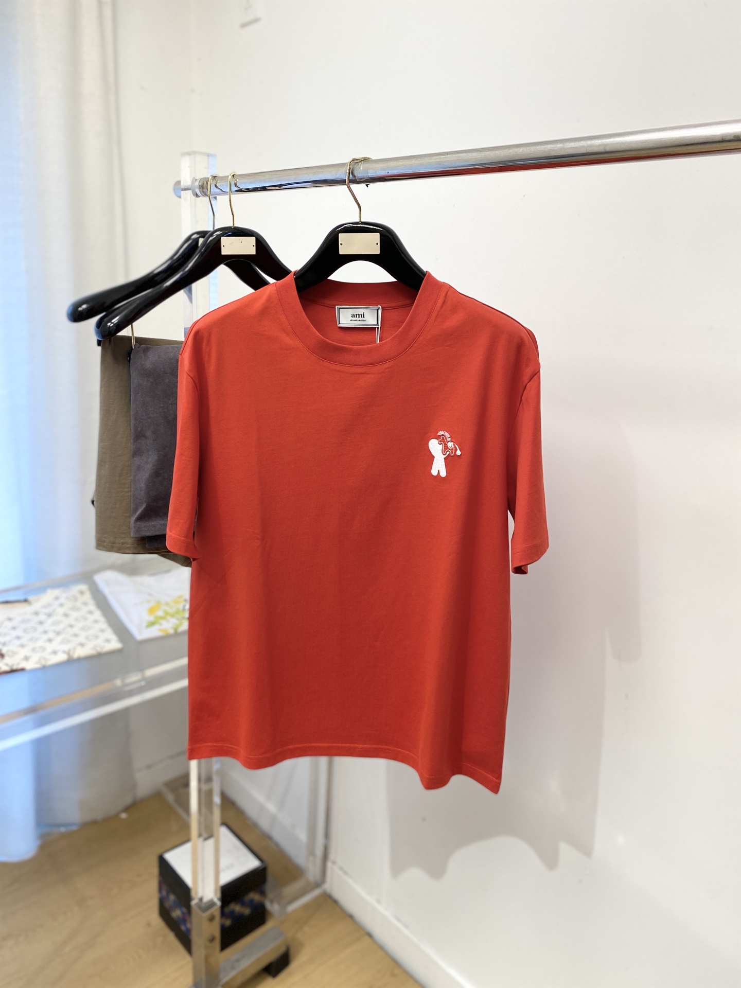 NO:759310,ami, 2026 new short-sleeved T-shirt, handsome and fashionable, with exquisite embroidered logo on the chest, simple and versatile. The fabric cotton is not only crisp and maintains the trendy silhouette, but also comfortable to wear, and the yarn is more delicate. The size is S-XL,, T-shirt, tees, t-shirt,19860909ami、2026新品短袖T恤,帅气时尚,胸前精致刺绣图案logo,简约百搭款.面料棉 不仅挺括,保持潮流的廓形,又穿着舒适,纱织更细腻,码数S-XL,,T-shirt,tees，t-shirt,,Men's clothing