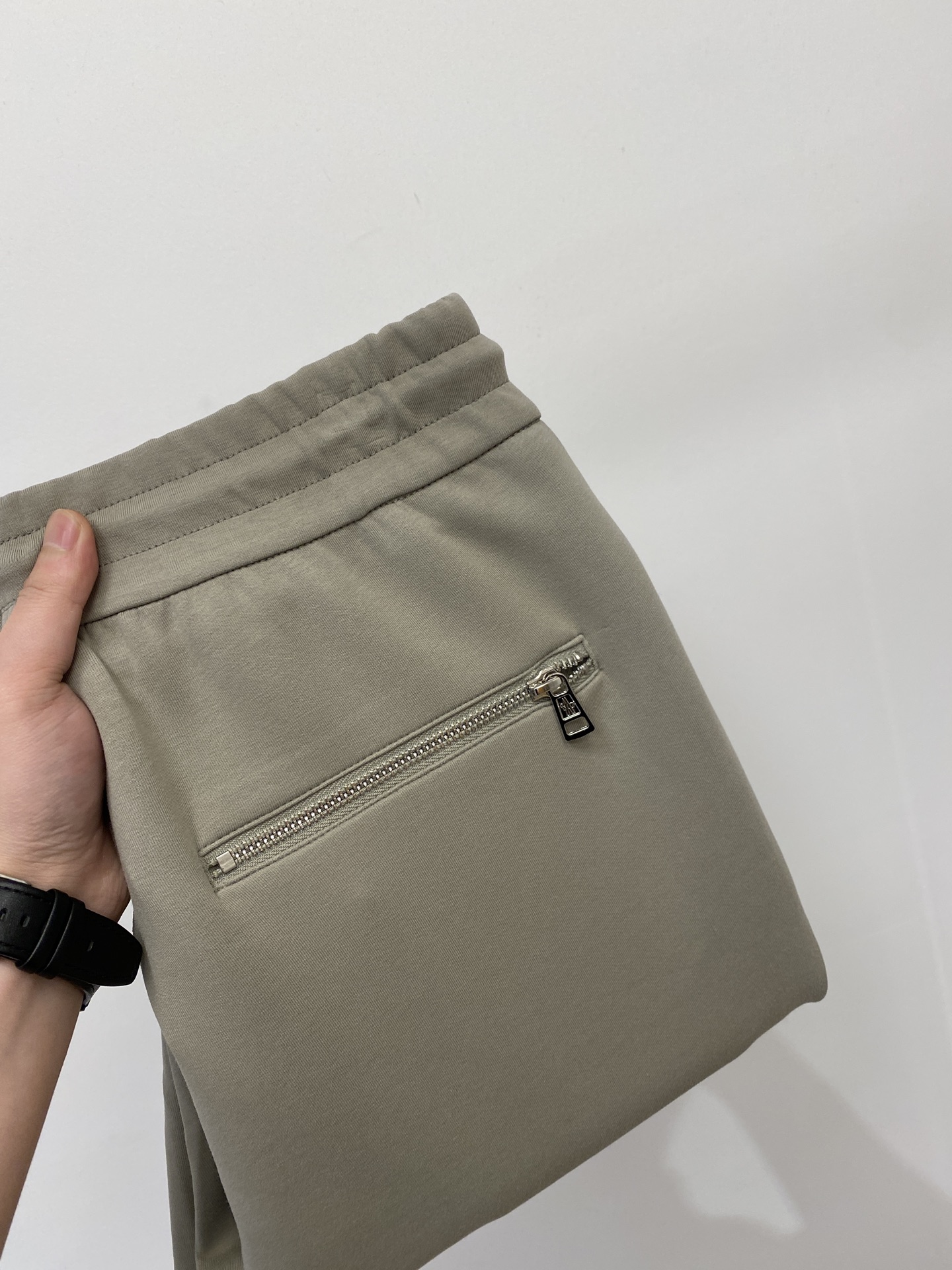 NO:756792,Covered mouth, 2026 popular casual pants, high elasticity, slimming, simple and versatile, popular style, fine workmanship, every stitch can be seen attentive, favorite of many celebrities and Internet celebrities, elongating body proportions!  Slightly elastic ^_^Comfortable fabric Details Body size M-2XL,,Moncler,19860909蒙口、2026爆款休闲裤 高弹显瘦必爆简约百搭爆款,做工精细,每一针都看得到用心,超多明星网红最爱 拉长身材比例哦！微弹 ^_^舒适面料 细节体码数M-2XL,,Moncler,,Men's clothing