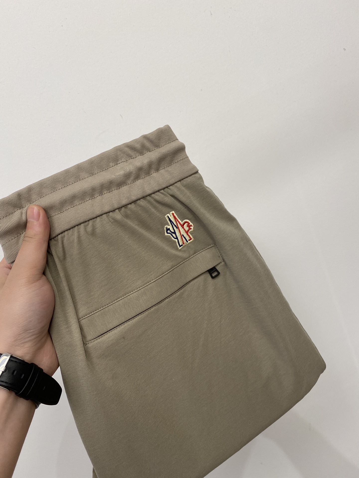 NO:756788,Covered mouth, 2026 popular casual pants, high elasticity, slimming, simple and versatile, popular style, fine workmanship, every stitch can be seen attentive, favorite of many celebrities and Internet celebrities, elongating body proportions!  Slightly elastic ^_^Comfortable fabric Details Body size M-2XL,,Moncler,19860909蒙口、2026爆款休闲裤 高弹显瘦必爆简约百搭爆款,做工精细,每一针都看得到用心,超多明星网红最爱 拉长身材比例哦！微弹 ^_^舒适面料 细节体码数M-2XL,,Moncler,,Men's clothing