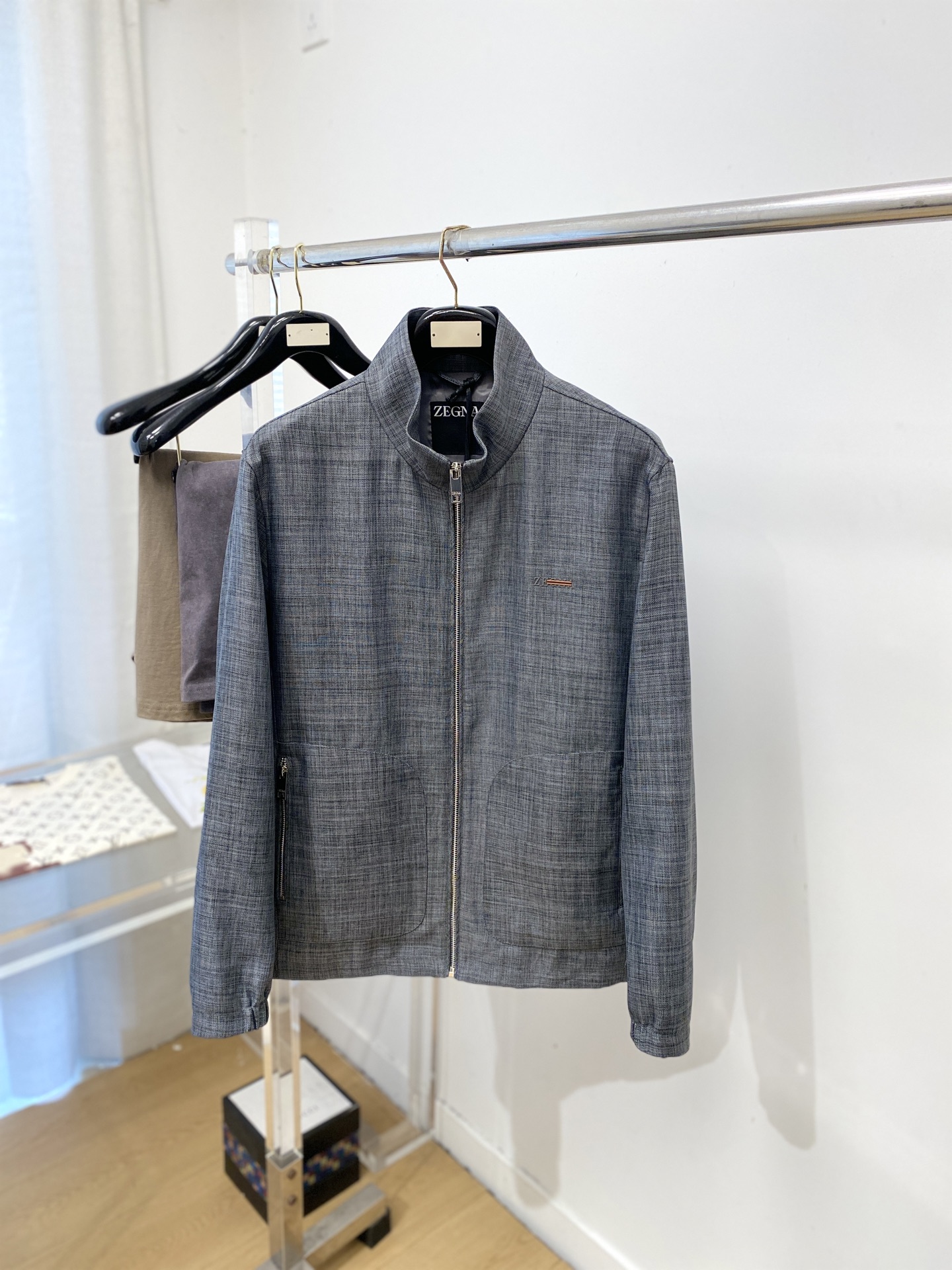 NO:759194,Zegna, 2026 new jacket, fashionable and handsome, simple and versatile, exquisite embroidered letter pattern logo on the chest, customized original fabric, not only crisp and trendy silhouette, but also comfortable to wear, more delicate yarn weaving, size M-3XL,,zegna,jackets & coats,jackets & coats,19860909杰尼亚、2026新品夹克外套,时尚帅气,简约百搭款,胸前精致刺绣字母图案logo,定制原版面料,不仅挺括,保持潮流的廓形,又穿着舒适,纱织更细腻,码数M-3XL,,zegna,jackets & coats,jackets & coats,,Men's clothing