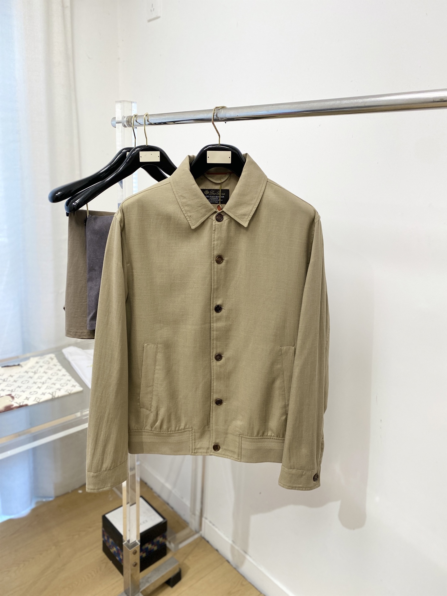 NO:759301,LP, 2026 new jackets, fashionable and handsome, simple and versatile, original accessories logo, customized original fabrics, not only crisp and trendy silhouette, but also comfortable to wear, more delicate yarn weaving, code size M-3XL,,loro piana,jackets & coats,jackets & coats,19860909LP、2026新品夹克外套,时尚帅气,简约百搭款,原版辅料logo,定制原版面料,不仅挺括,保持潮流的廓形,又穿着舒适,纱织更细腻,码数M-3XL,,loro piana,jackets & coats,jackets & coats,,Men's clothing