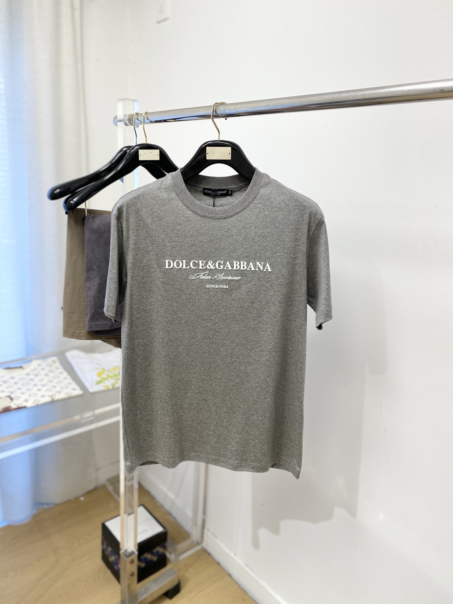 NO:759280,DG, 2026 new short-sleeved T-shirt, handsome and fashionable, exquisite embroidered letter logo on the chest, simple and versatile. The fabric cotton is not only crisp and maintains the trendy silhouette, but also comfortable to wear, and the yarn is more delicate. The size is M-3XL,, T-shirt, tees, t-shirt,19860909DG、2026新品短袖T恤,帅气时尚,胸前精致刺绣字母logo,简约百搭款.面料棉 不仅挺括,保持潮流的廓形,又穿着舒适,纱织更细腻,码数M-3XL,,T-shirt,tees，t-shirt,,Men's clothing