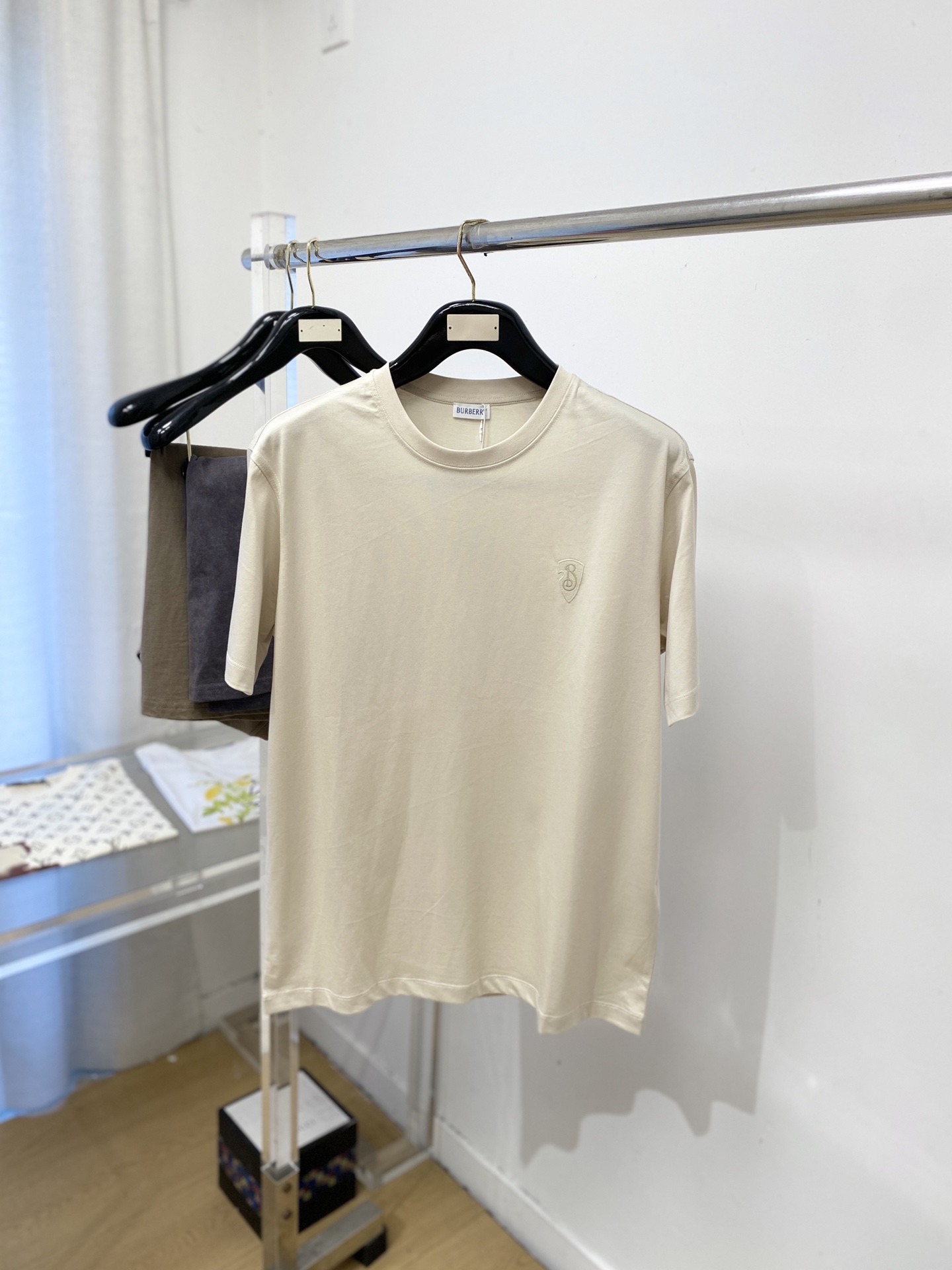 NO:759263,Burberry, 2026 new short-sleeved T-shirt, handsome and fashionable, with exquisite embroidered letter logo on the chest, simple and versatile. The fabric cotton is not only crisp and maintains the trendy silhouette, but also comfortable to wear, and the yarn is more delicate. The size is M-3XL,, burberry, T-shirt, tees, t-shirt,19860909巴宝莉、2026新品短袖T恤,帅气时尚,胸前精致刺绣字母logo,简约百搭款.面料棉 不仅挺括,保持潮流的廓形,又穿着舒适,纱织更细腻,码数M-3XL,,burberry,T-shirt,tees，t-shirt,,Men's clothing