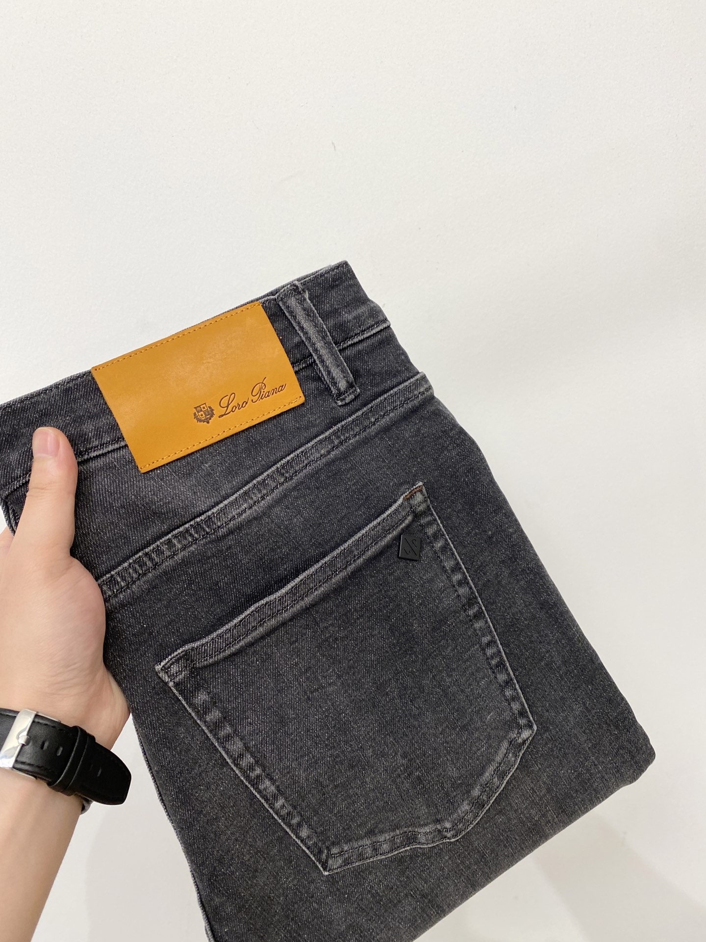 NO:759206,LP, 2026 latest products, available at counters at the same time, original goods, washed casual jeans, imported original washed stretch fabrics, comfortable and elastic, original hardware accessories decorated with logo, super correct version, extremely high grade, counter quality, fashionable and stylish upper body, code number 30-38,, loro piana, jeans,19860909LP、2026最新品,专柜同步有售,原单狠货,水洗休闲牛仔裤,进口原版水洗弹力面料,舒适有弹性,原版五金辅料装饰logo,版型超正,档次极高,专柜品质,上身时尚有型,码数30-38,,loro piana,jeans,,Men's clothing