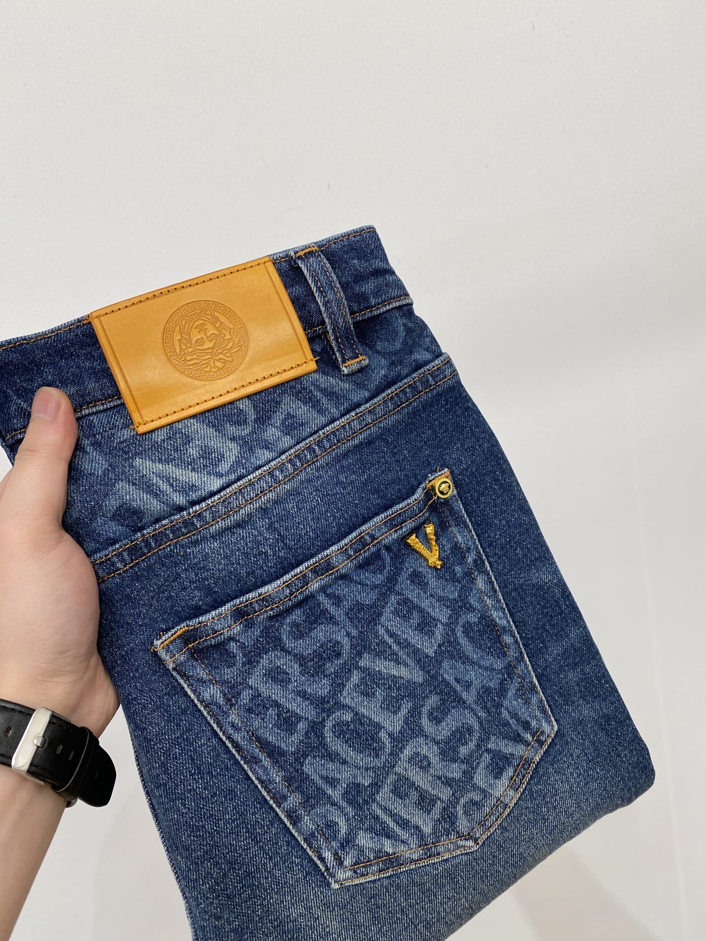 NO:759219,Versace, 2026 latest products, available at counters simultaneously, original goods, washed casual jeans, imported original washed stretch fabrics, comfortable and elastic, original hardware accessories decorated with logo, super correct version, extremely high grade, counter quality, fashionable and stylish upper body, code number 29-36,,versace,jeans,19860909范思哲、2026最新品,专柜同步有售,原单狠货,水洗休闲牛仔裤,进口原版水洗弹力面料,舒适有弹性,原版五金辅料装饰logo,版型超正,档次极高,专柜品质,上身时尚有型,码数29-36,,versace,jeans,,Men's clothing