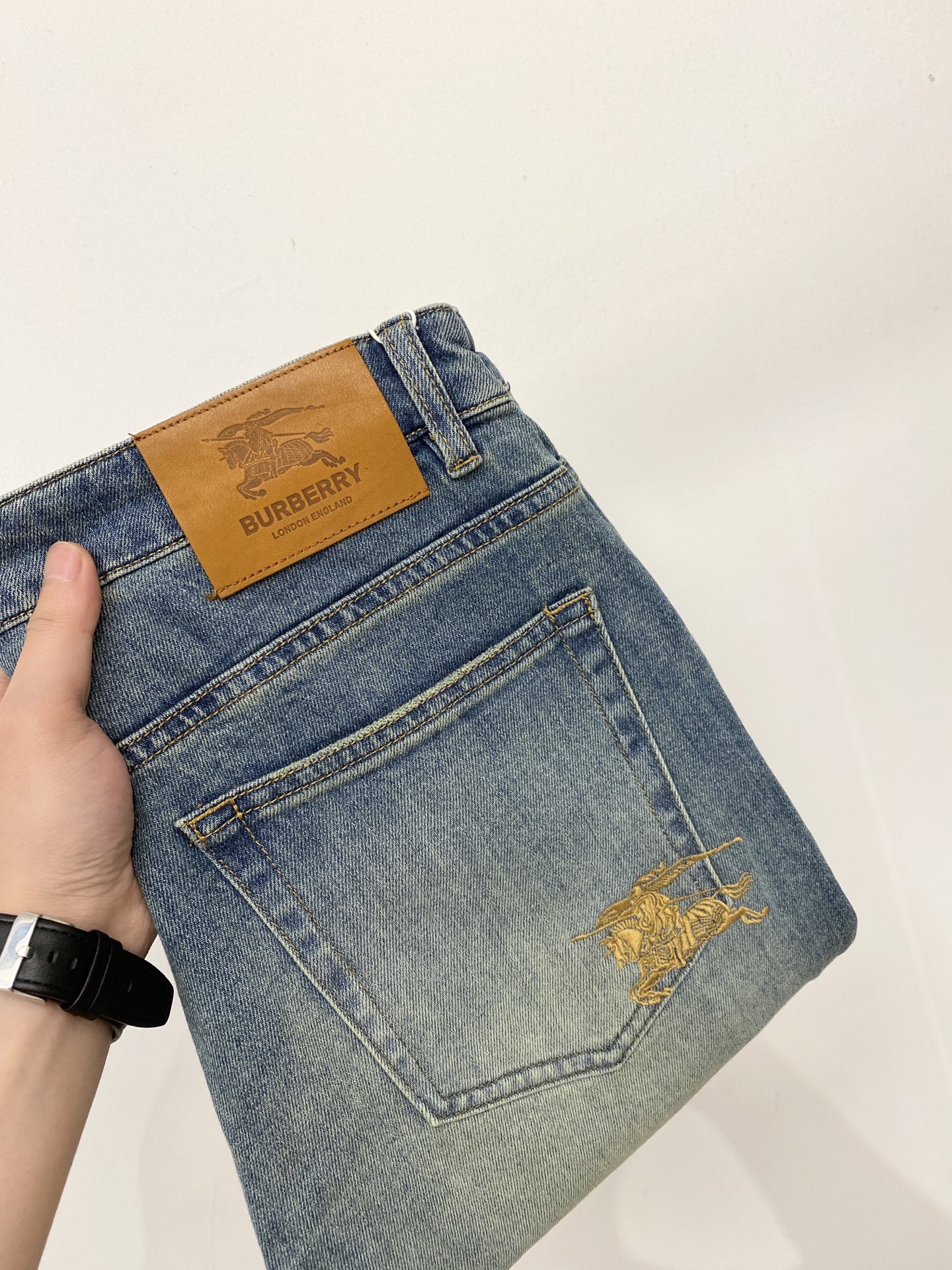 NO:759227,Burberry, 2026 latest products, available at counters at the same time, original goods, washed casual jeans, imported original washed stretch fabrics, comfortable and elastic, original hardware accessories decorated with logo, super correct version, extremely high grade, counter quality, fashionable and stylish upper body, code number 30-38,, burberry, jeans,19860909巴宝莉、2026最新品,专柜同步有售,原单狠货,水洗休闲牛仔裤,进口原版水洗弹力面料,舒适有弹性,原版五金辅料装饰logo,版型超正,档次极高,专柜品质,上身时尚有型,码数30-38,,burberry,jeans,,Men's clothing