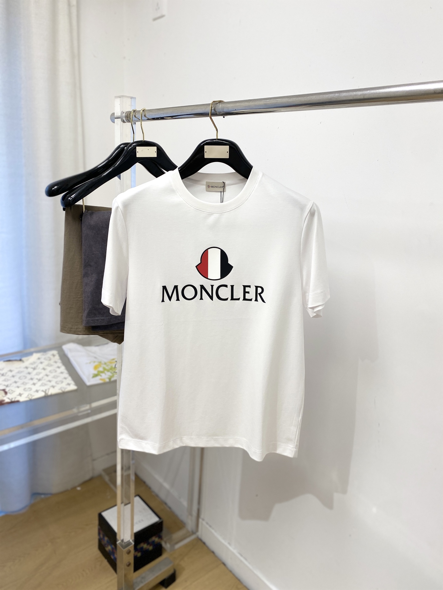 NO:759235,Meng Mouth, 2026 new short-sleeved T-shirt, handsome and fashionable, top-notch printed letter logo on the chest, simple and versatile. The fabric cotton is not only crisp and maintains the trendy silhouette, but also comfortable to wear, and the yarn is more delicate. Size M-3XL, Moncler, T-shirt, tees, t-shirt,19860909蒙口、2026新品短袖T恤,帅气时尚,胸前顶级印花图案字母logo,简约百搭款.面料棉 不仅挺括,保持潮流的廓形,又穿着舒适,纱织更细腻,码数M-3XL,,Moncler,T-shirt,tees，t-shirt,,Men's clothing