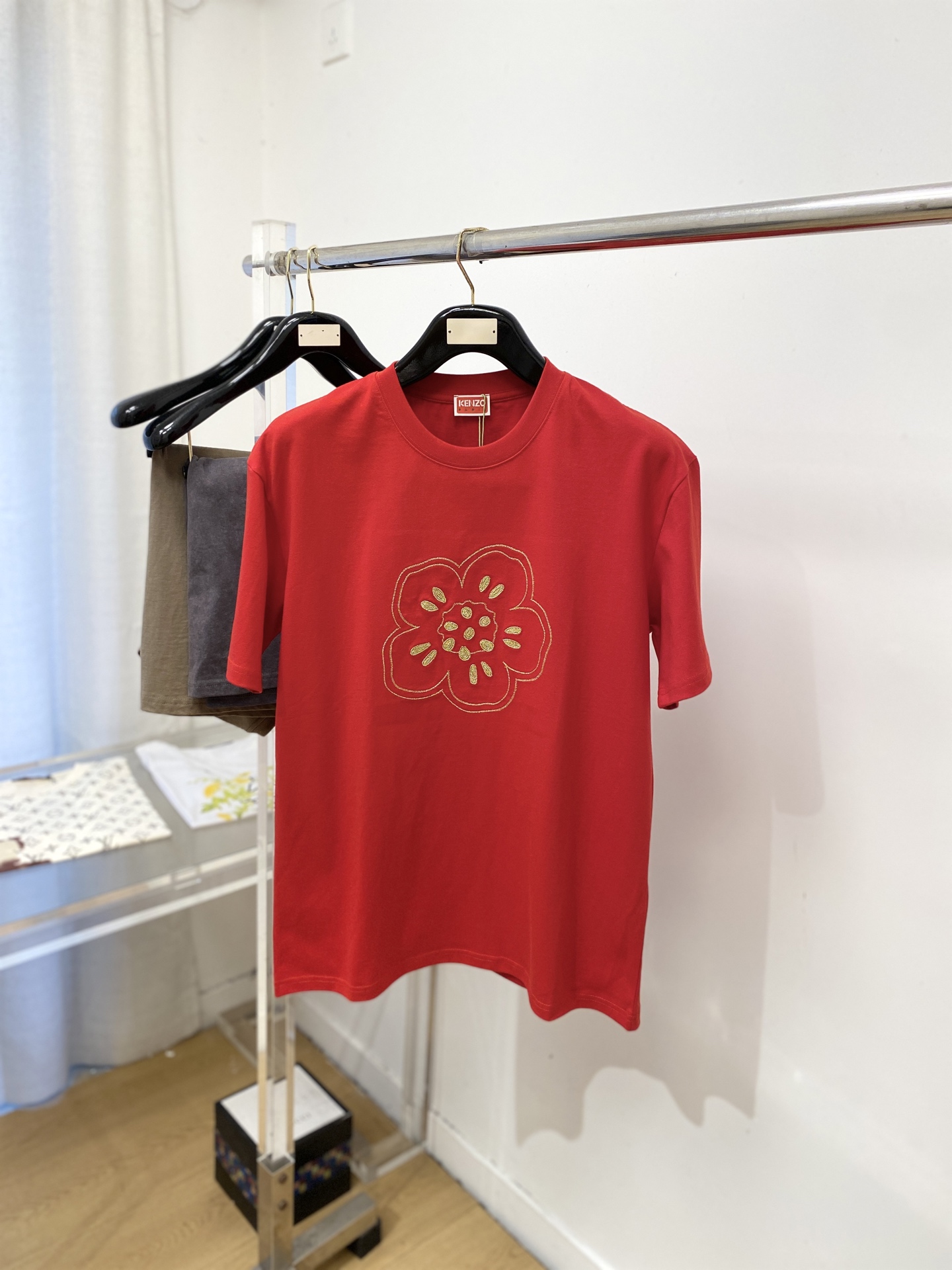 NO:759243,KENZO, 2026 new short-sleeved T-shirt, handsome and fashionable, with exquisite embroidered logo on the chest, simple and versatile. The fabric cotton is not only crisp and maintains the trendy silhouette, but also comfortable to wear, and the yarn is more delicate. Size S-XL, T-shirt, tees, t-shirt,19860909KENZO、2026新品短袖T恤,帅气时尚,胸前精致刺绣图案logo,简约百搭款.面料棉 不仅挺括,保持潮流的廓形,又穿着舒适,纱织更细腻,码数S-XL,,T-shirt,tees，t-shirt,,Men's clothing