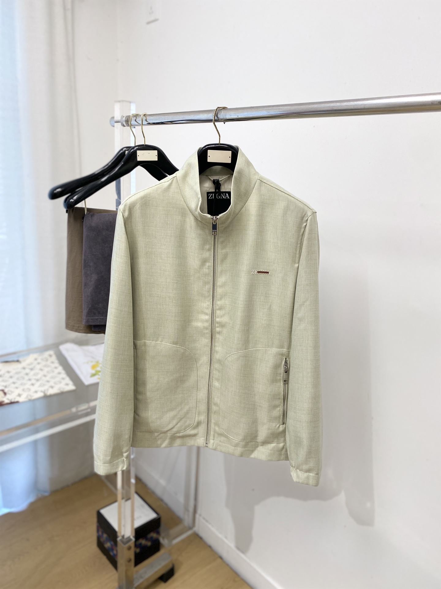 NO:759199,Zegna, 2026 new jacket, fashionable and handsome, simple and versatile style, exquisite embroidered rubber letter logo on the chest, customized original fabric, not only stiff and maintain the trendy silhouette, but also comfortable to wear, the yarn is more delicate, size M-3XL,,zegna,jackets & coats,jackets & coats,19860909杰尼亚、2026新品夹克外套,时尚帅气,简约百搭款,胸前精致刺绣印胶字母logo,定制原版面料,不仅挺括,保持潮流的廓形,又穿着舒适,纱织更细腻,码数M-3XL,,zegna,jackets & coats,jackets & coats,,Men's clothing