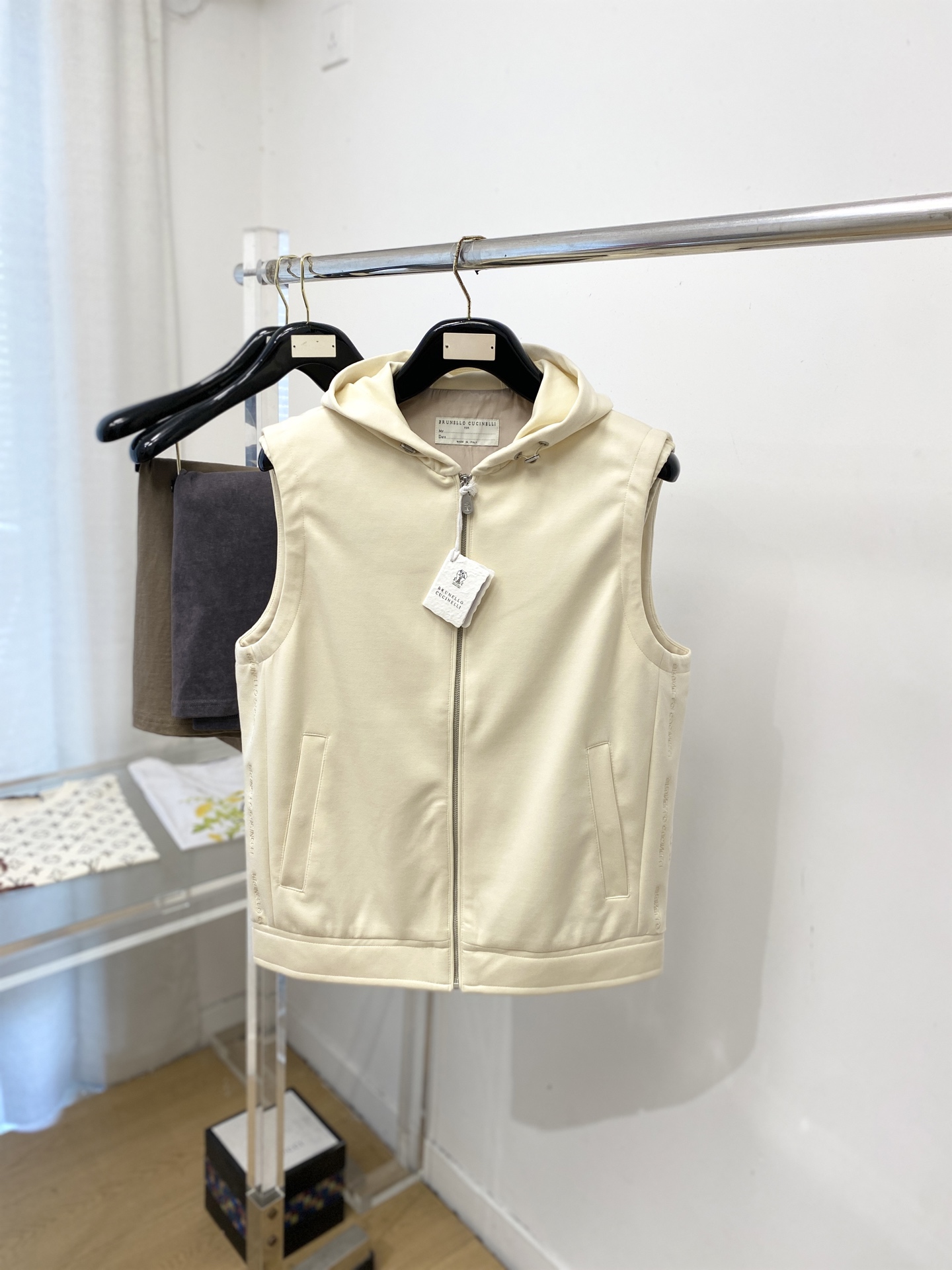 NO:759252,Brunello Cucinelli, 2026 new jacket and vest jacket, fashionable and handsome, simple and versatile, original hardware accessories logo, customized original fabric, not only stiff and keeping the trendy silhouette, but also comfortable to wear, the yarn is more delicate, size M-3XL,, brunello cucinelli, jackets & coats, jackets & coats,19860909Brunello Cucinelli、2026新品夹克马甲外套,时尚帅气,简约百搭款,原版五金辅料logo,定制原版面料,不仅挺括,保持潮流的廓形,又穿着舒适,纱织更细腻,码数M-3XL,,brunello cucinelli,jackets & coats,jackets & coats,,Men's clothing