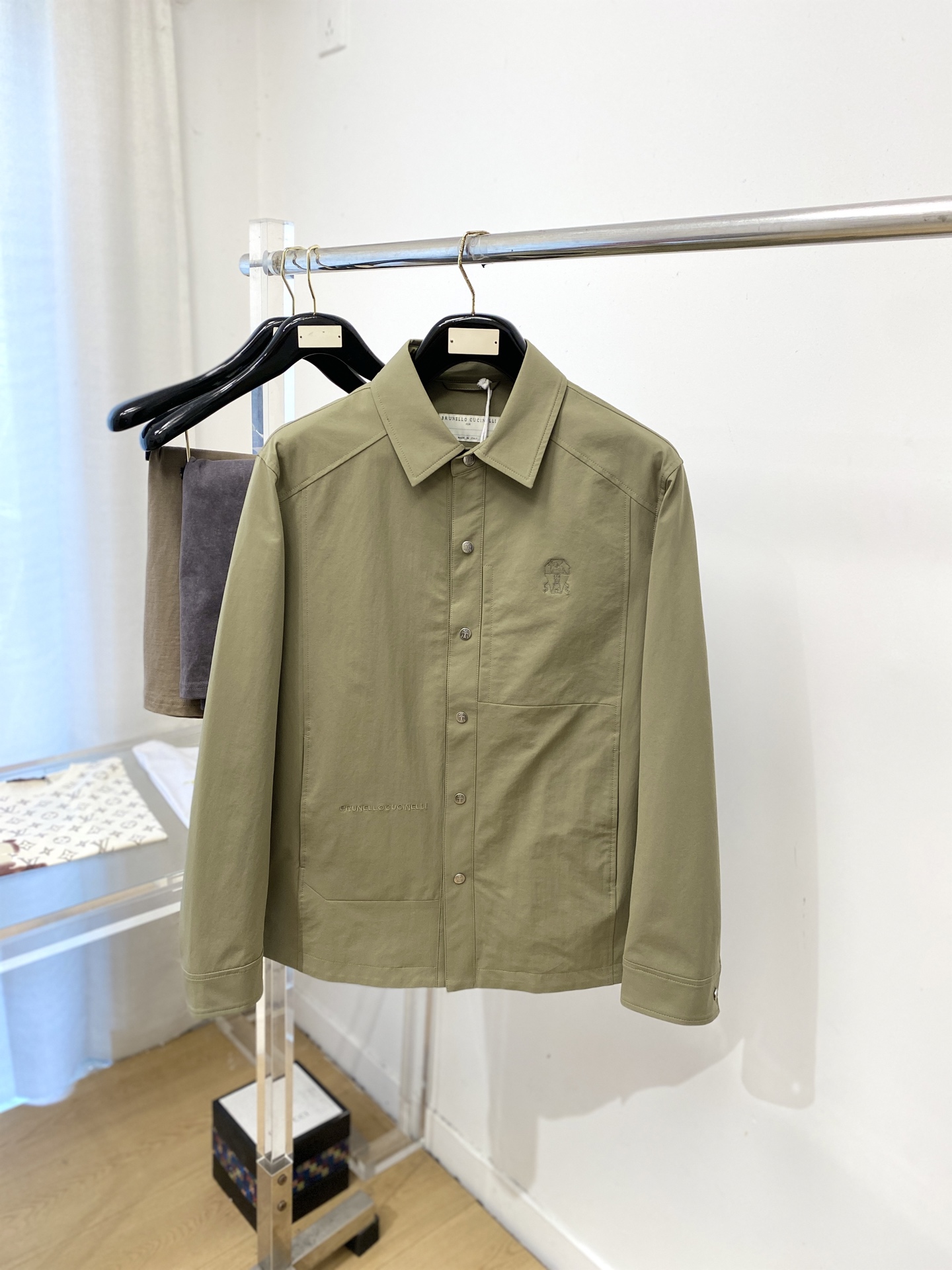 NO:759242,Brunello Cucinelli, 2026 new jacket, fashionable and handsome, simple and versatile, exquisite embroidered logo on the chest, customized original fabric, not only stiff and keeping the trendy silhouette, but also comfortable to wear, the yarn is more delicate, size M-3XL,, brunello cucinelli, jackets & coats,jackets & coats,19860909Brunello Cucinelli、2026新品夹克外套,时尚帅气,简约百搭款,胸前精致刺绣图案logo,定制原版面料,不仅挺括,保持潮流的廓形,又穿着舒适,纱织更细腻,码数M-3XL,,brunello cucinelli,jackets & coats,jackets & coats,,Men's clothing