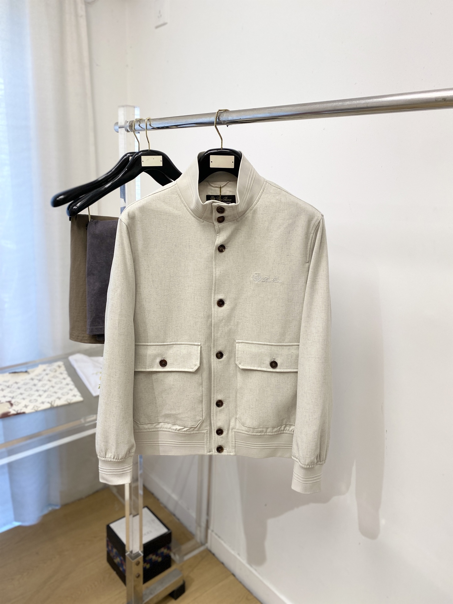 NO:759184,LP, 2026 new jacket, fashionable and handsome, simple and versatile style, exquisite embroidery pattern letter logo on the chest, customized original fabric, not only crisp and trendy silhouette, but also comfortable to wear, more delicate yarn weaving, size M-3XL,,loro piana,jackets & coats,jackets & coats,19860909LP、2026新品夹克外套,时尚帅气,简约百搭款,胸前精致刺绣图案字母logo,定制原版面料,不仅挺括,保持潮流的廓形,又穿着舒适,纱织更细腻,码数M-3XL,,loro piana,jackets & coats,jackets & coats,,Men's clothing