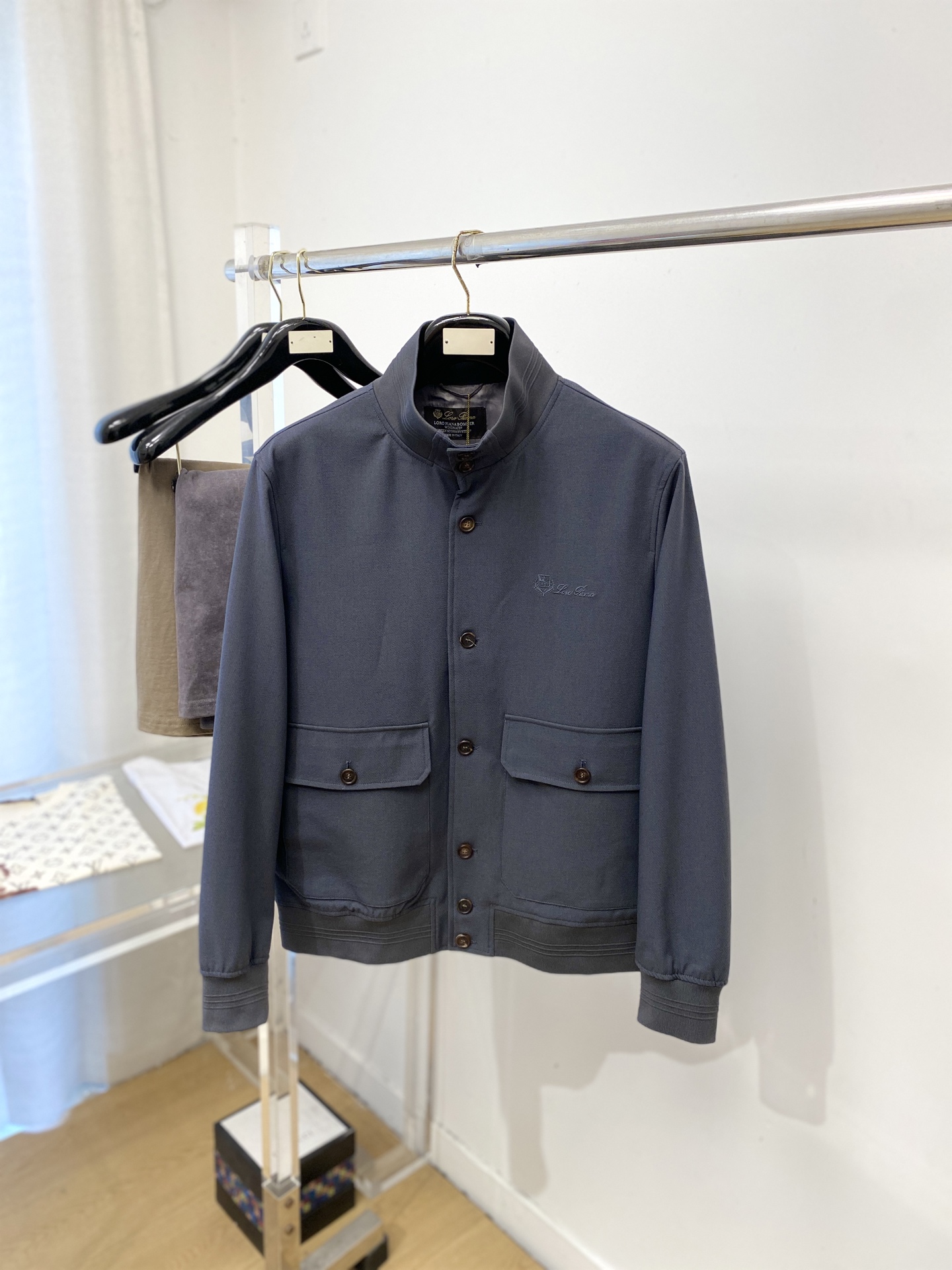 NO:759189,LP, 2026 new jacket, fashionable and handsome, simple and versatile style, exquisite embroidery pattern letter logo on the chest, customized original fabric, not only crisp and trendy silhouette, but also comfortable to wear, more delicate yarn weaving, size M-3XL,,loro piana,jackets & coats,jackets & coats,19860909LP、2026新品夹克外套,时尚帅气,简约百搭款,胸前精致刺绣图案字母logo,定制原版面料,不仅挺括,保持潮流的廓形,又穿着舒适,纱织更细腻,码数M-3XL,,loro piana,jackets & coats,jackets & coats,,Men's clothing