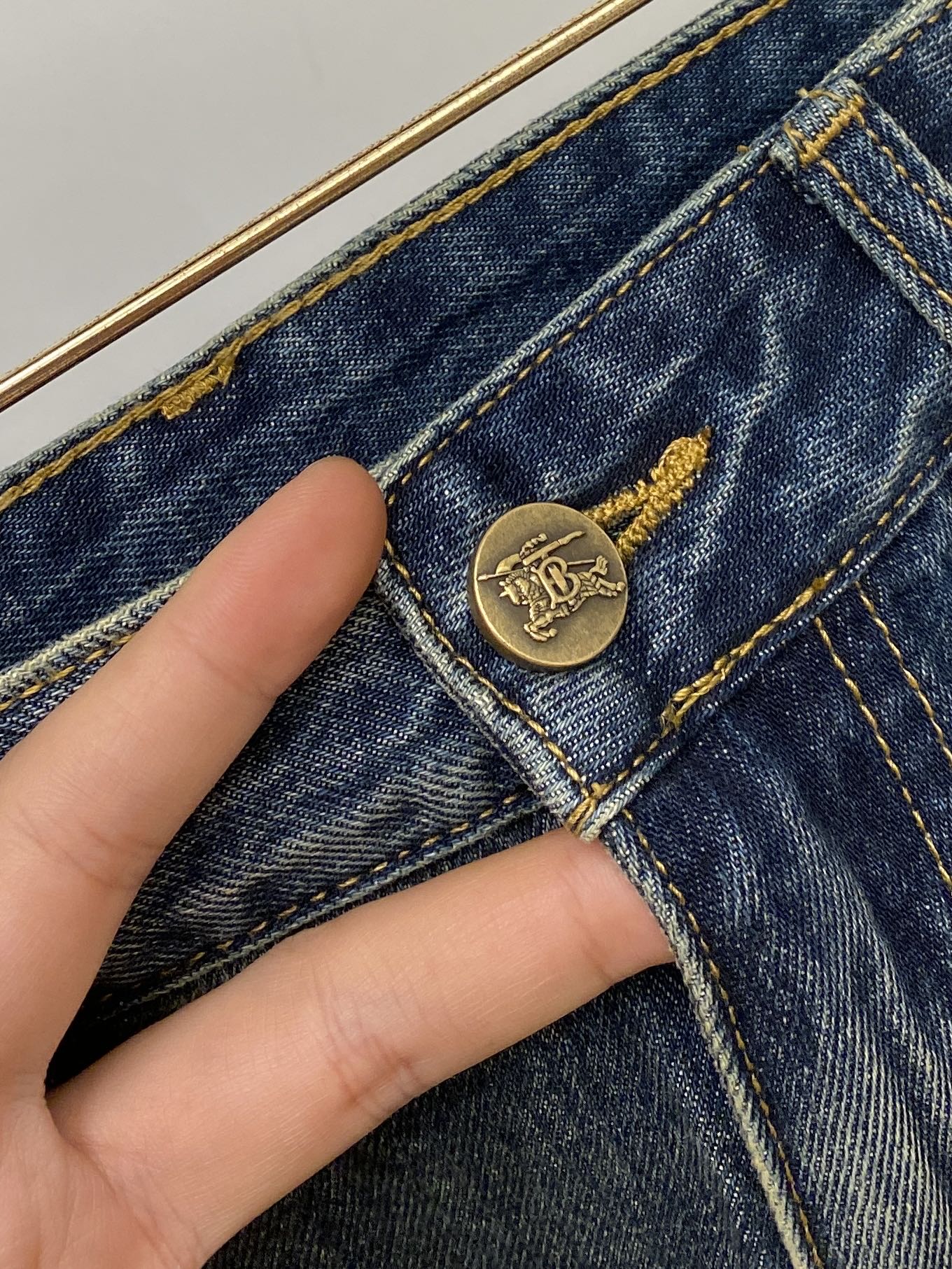 巴宝莉、2026最新品，专柜同步有售，原单狠货，水洗休闲牛仔裤，进口原版水洗弹力面料，舒适有弹性，原版五