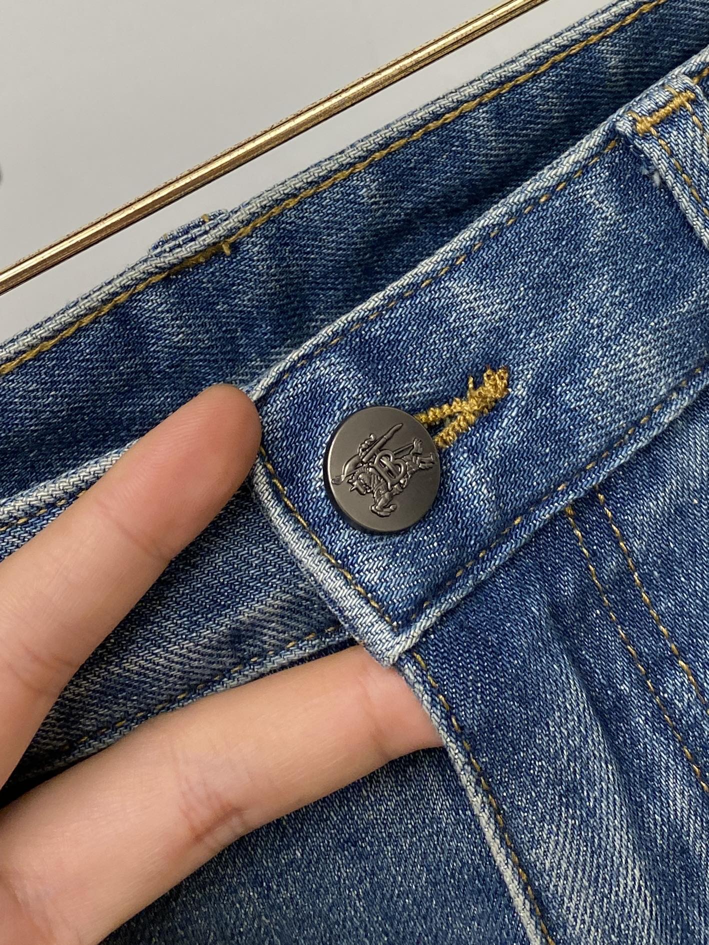 巴宝莉、2026最新品，专柜同步有售，原单狠货，水洗休闲牛仔裤，进口原版水洗弹力面料，舒适有弹性，原版五