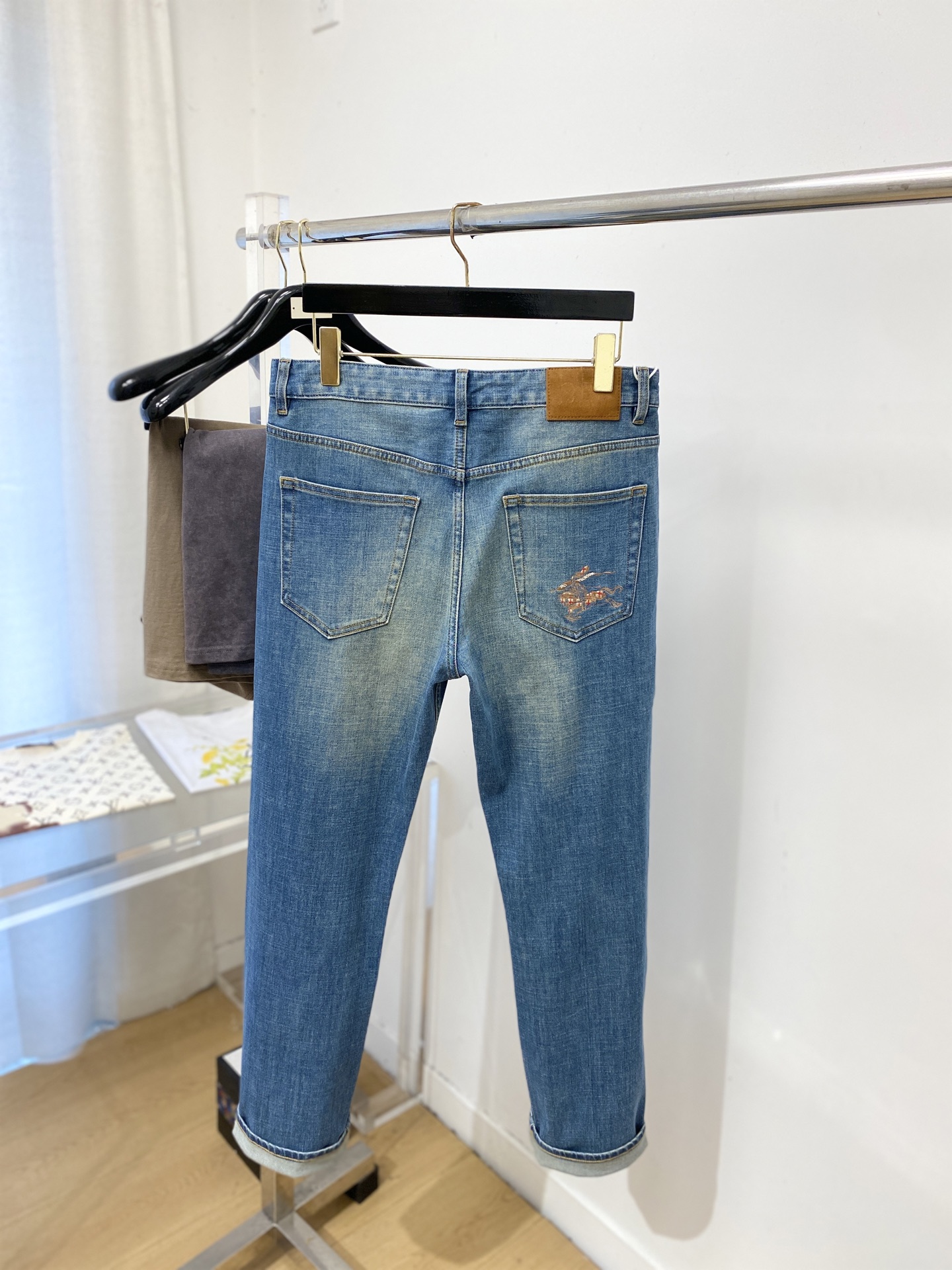 巴宝莉、2026最新品，专柜同步有售，原单狠货，水洗休闲牛仔裤，进口原版水洗弹力面料，舒适有弹性，原版五