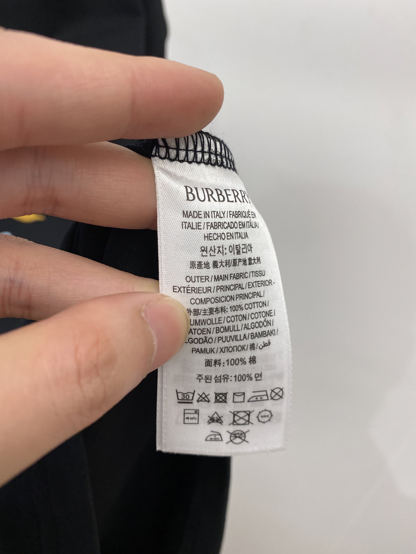 巴宝莉、2026新品短袖T恤，帅气时尚，胸前精致刺绣字母图案logo，简约百搭款。面料棉 不仅挺括，保持