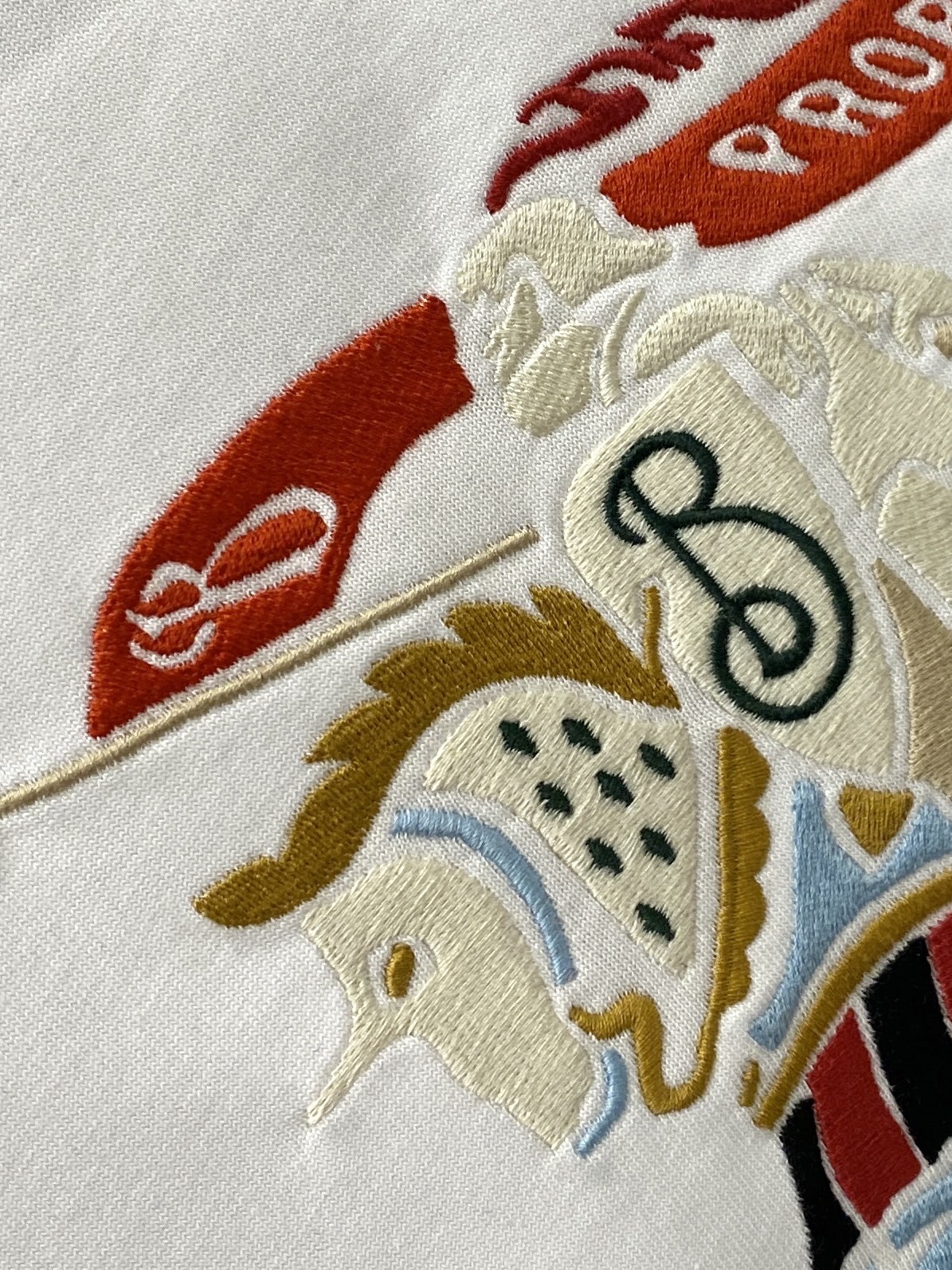 巴宝莉、2026新品短袖T恤，帅气时尚，胸前精致刺绣字母图案logo，简约百搭款。面料棉 不仅挺括，保持