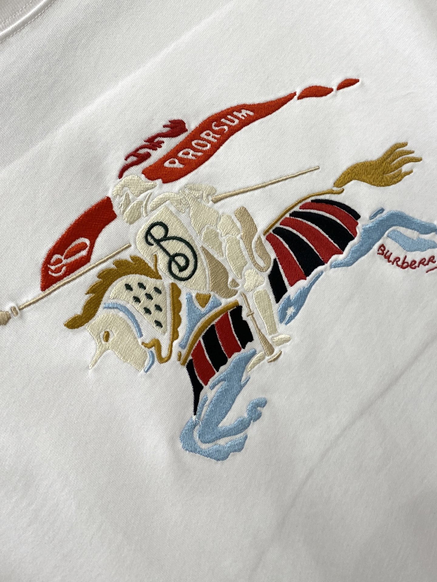 巴宝莉、2026新品短袖T恤，帅气时尚，胸前精致刺绣字母图案logo，简约百搭款。面料棉 不仅挺括，保持