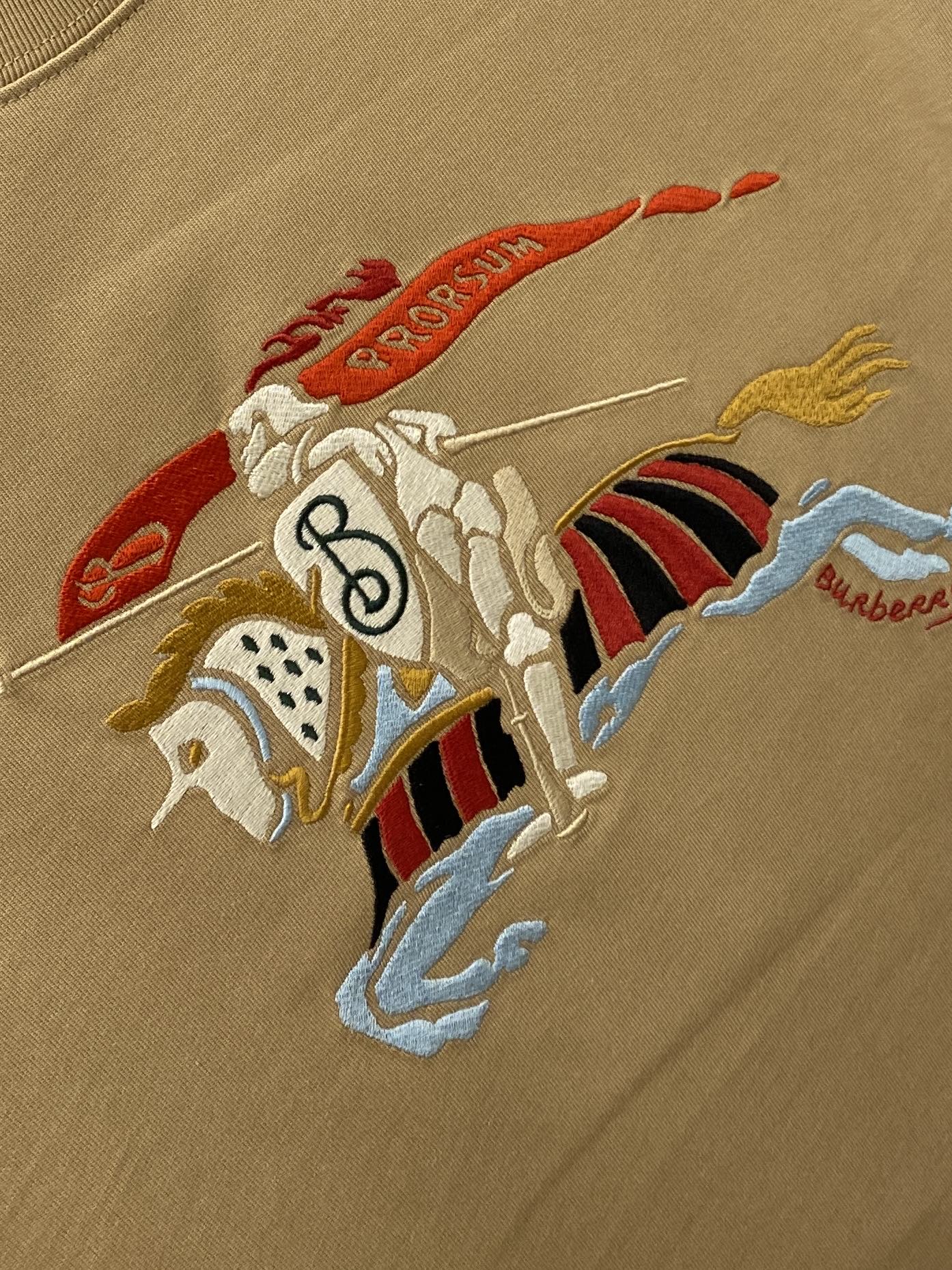 巴宝莉、2026新品短袖T恤，帅气时尚，胸前精致刺绣字母图案logo，简约百搭款。面料棉 不仅挺括，保持