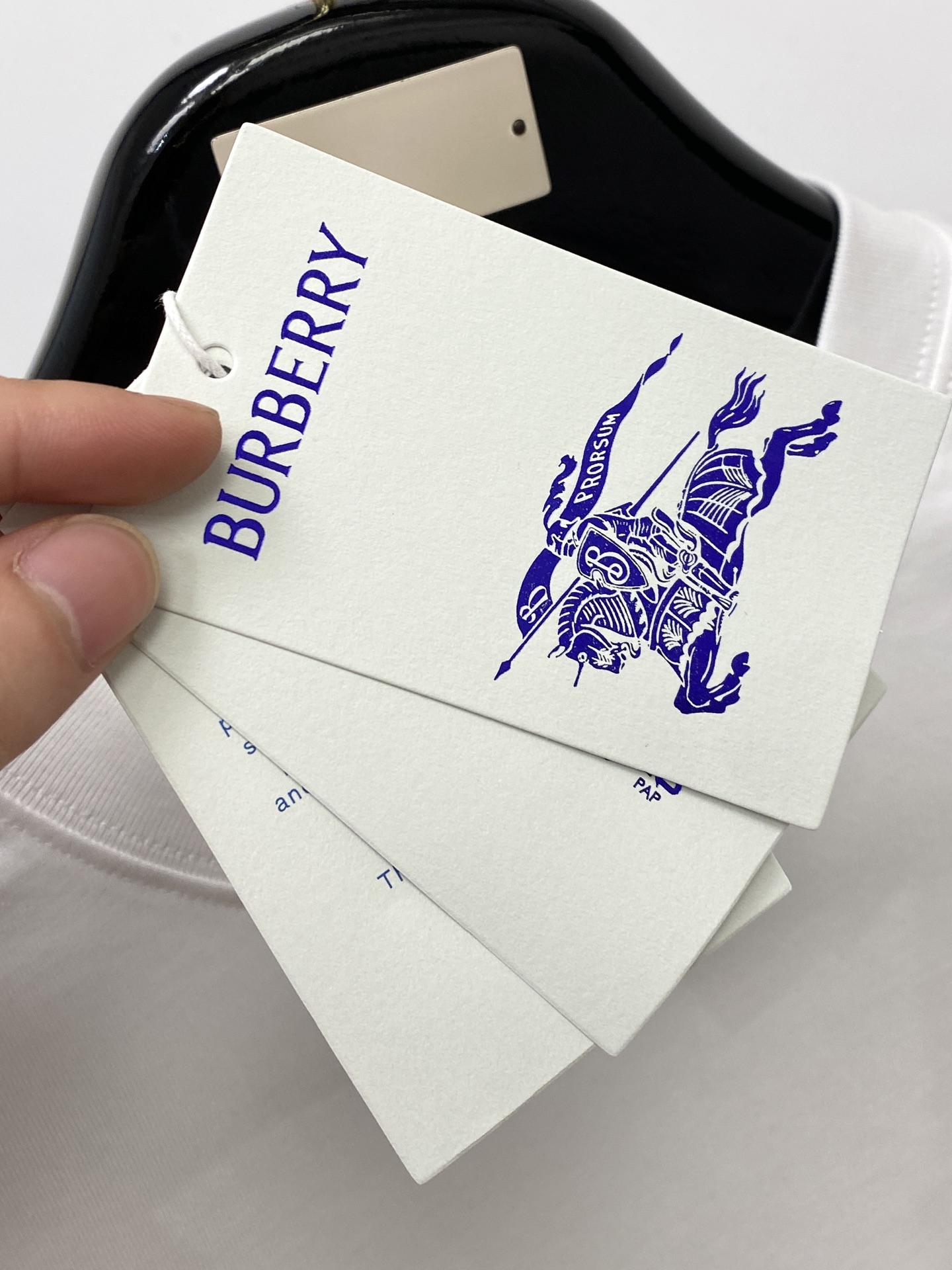 巴宝莉、2026新品短袖T恤，帅气时尚，胸前顶级印花字母logo，简约百搭款。面料棉 不仅挺括，保持潮流