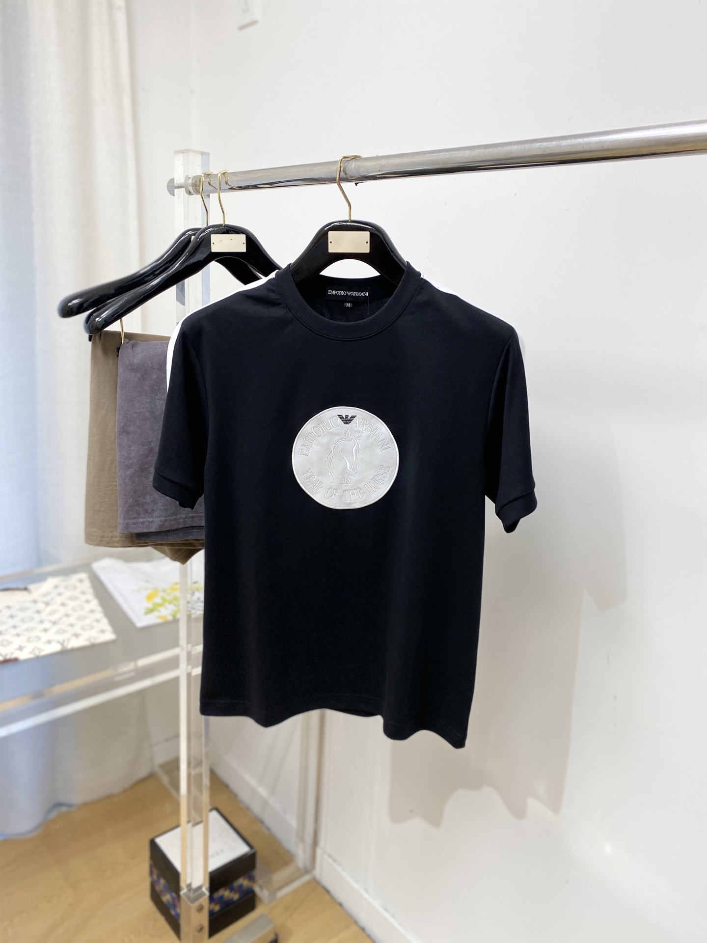 NO:951230,Armani, 2026 new short-sleeved T-shirt, handsome and fashionable, with exquisite embroidery pattern letter logo on the chest, simple and versatile. The fabric cotton is not only crisp and maintains the trendy silhouette, but also comfortable to wear, and the yarn is more delicate. Size M-3XL, armani, T-shirt, tees, t-shirt,19860909阿玛尼、2026新品短袖T恤,帅气时尚,胸前精致刺绣图案字母logo,简约百搭款.面料棉 不仅挺括,保持潮流的廓形,又穿着舒适,纱织更细腻,码数M-3XL,,armani,T-shirt,tees，t-shirt,,Men's clothing