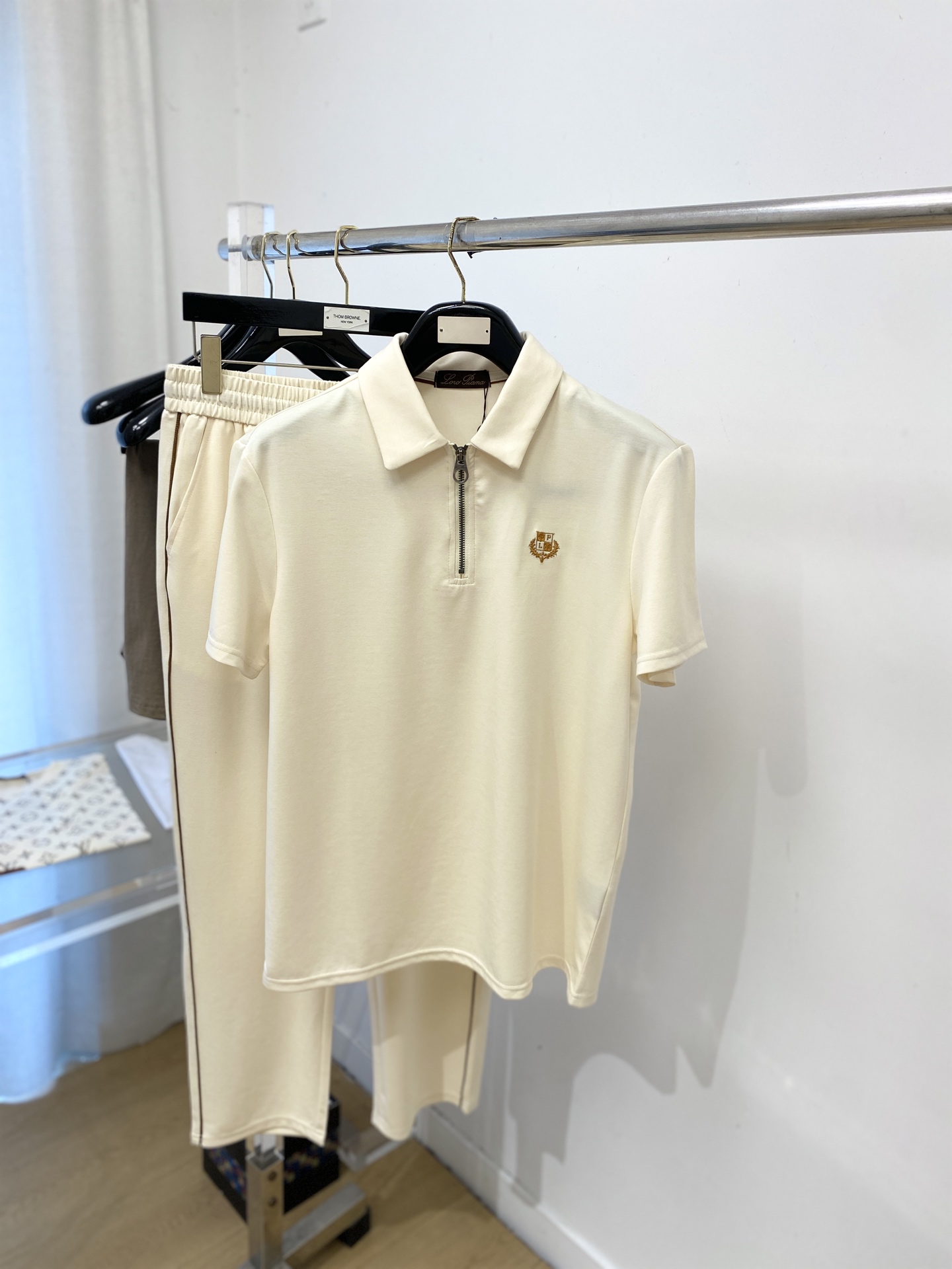 NO:773637,LP, 2026 latest product, fashionable casual suit, made of top-quality original fabrics, comfortable to wear, very good hygroscopicity and breathability, and super high color fastness!  It is very good whether worn inside or outside. Size M-3XL, loro piana,19860909LP、2026最新品,时尚休闲套装,顶级原版面料打造,穿着舒适,吸湿性透气性都非常良好,色牢度超高！无论内搭还是外穿都非常出彩码数M-3XL,,loro piana,,Men's clothing