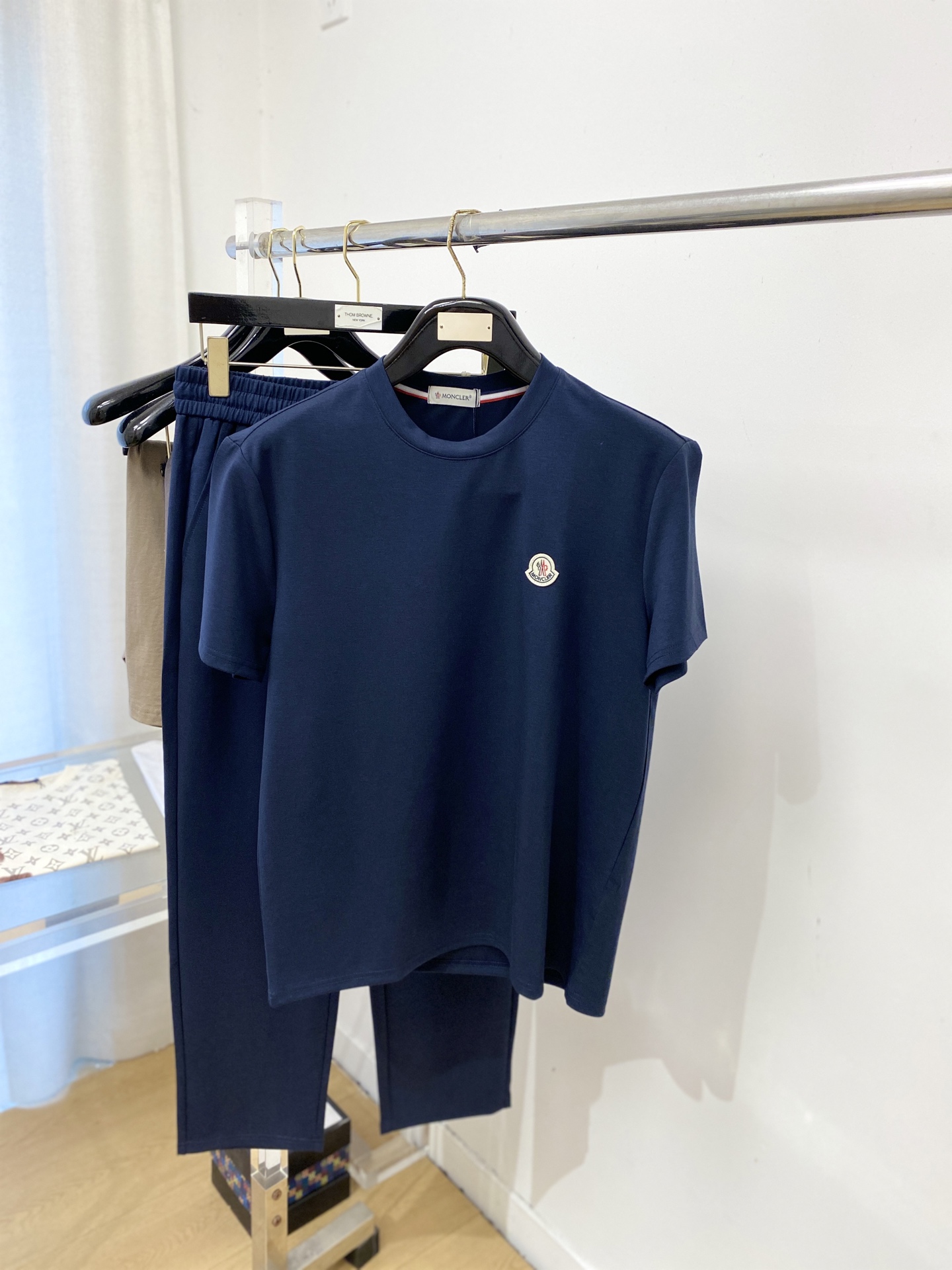 NO:773639,Mouth cover, the latest product in 2026, fashionable casual suit, made of top-quality original fabrics, comfortable to wear, very good hygroscopicity and breathability, and super high color fastness!  It is very colorful whether worn inside or outside. Size M-3XL,,Moncler,19860909蒙口、2026最新品,时尚休闲套装,顶级原版面料打造,穿着舒适,吸湿性透气性都非常良好,色牢度超高！无论内搭还是外穿都非常出彩码数M-3XL,,Moncler,,Men's clothing
