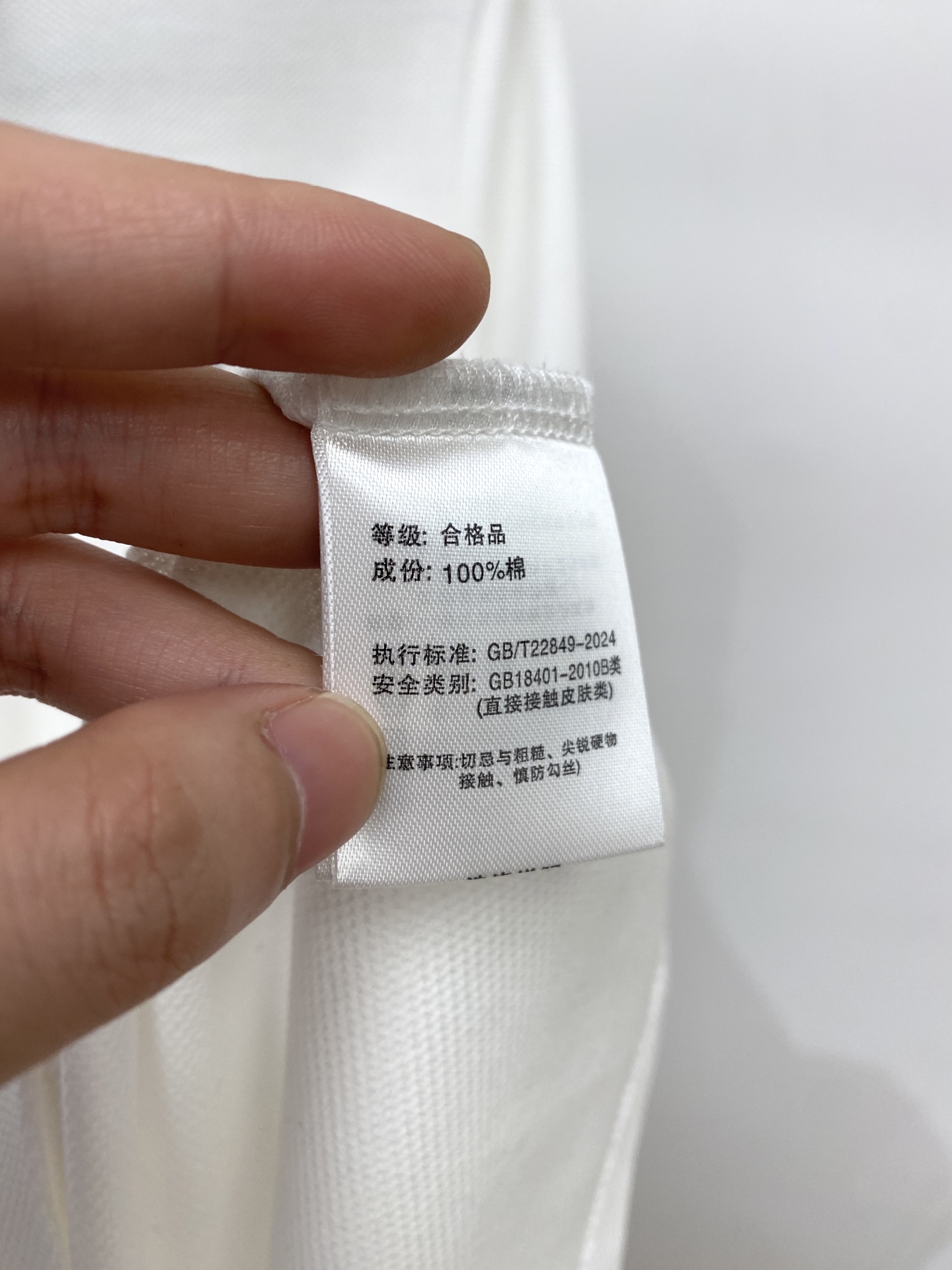 迪奥、2026新品短袖T恤，帅气时尚，胸前精致刺绣字母图案logo，简约百搭款。面料棉 不仅挺括，保持潮