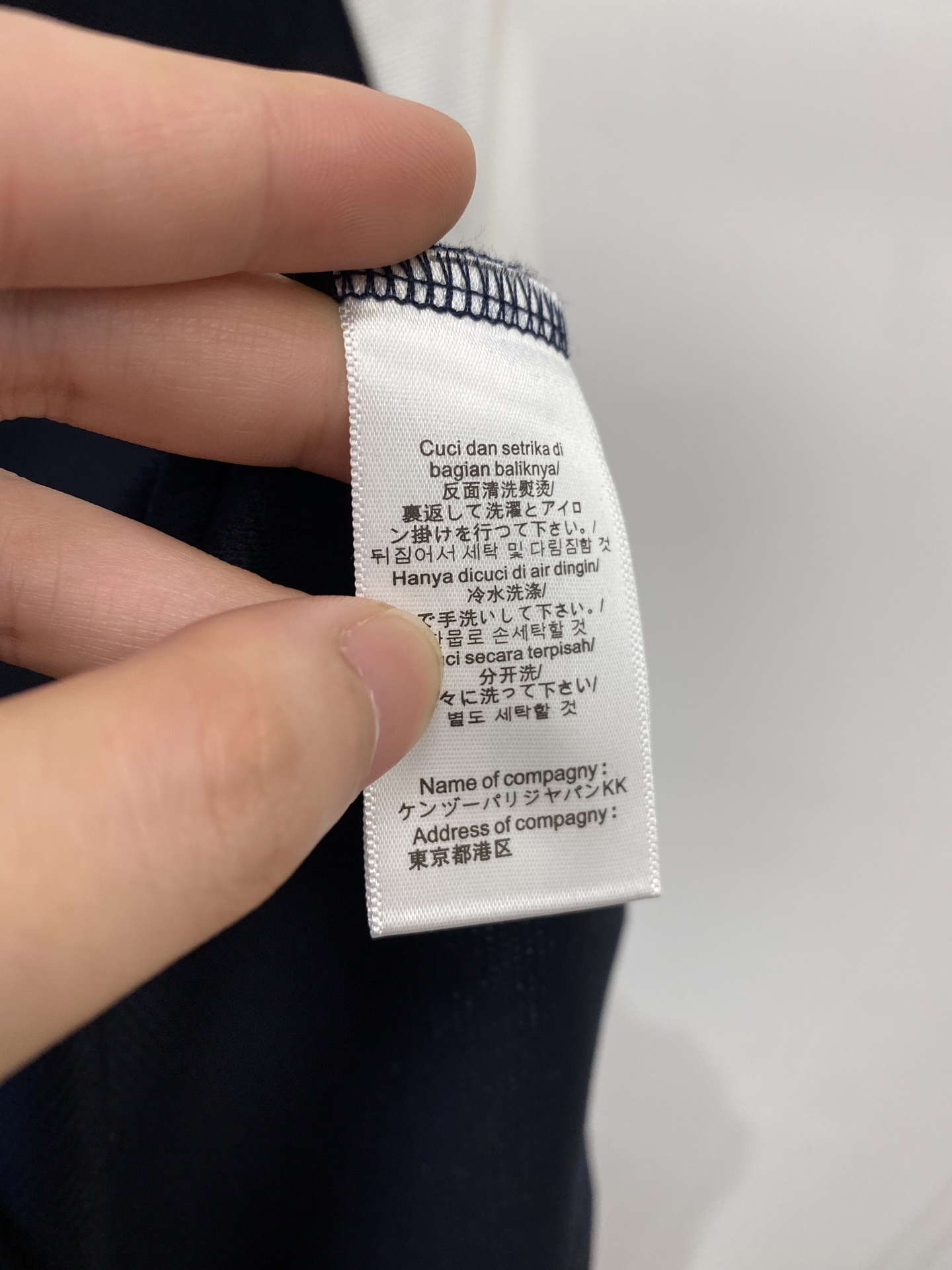 华伦天奴、2026新品短袖T恤，帅气时尚，胸前精致刺绣图案logo，简约百搭款。面料棉 不仅挺括，保持潮