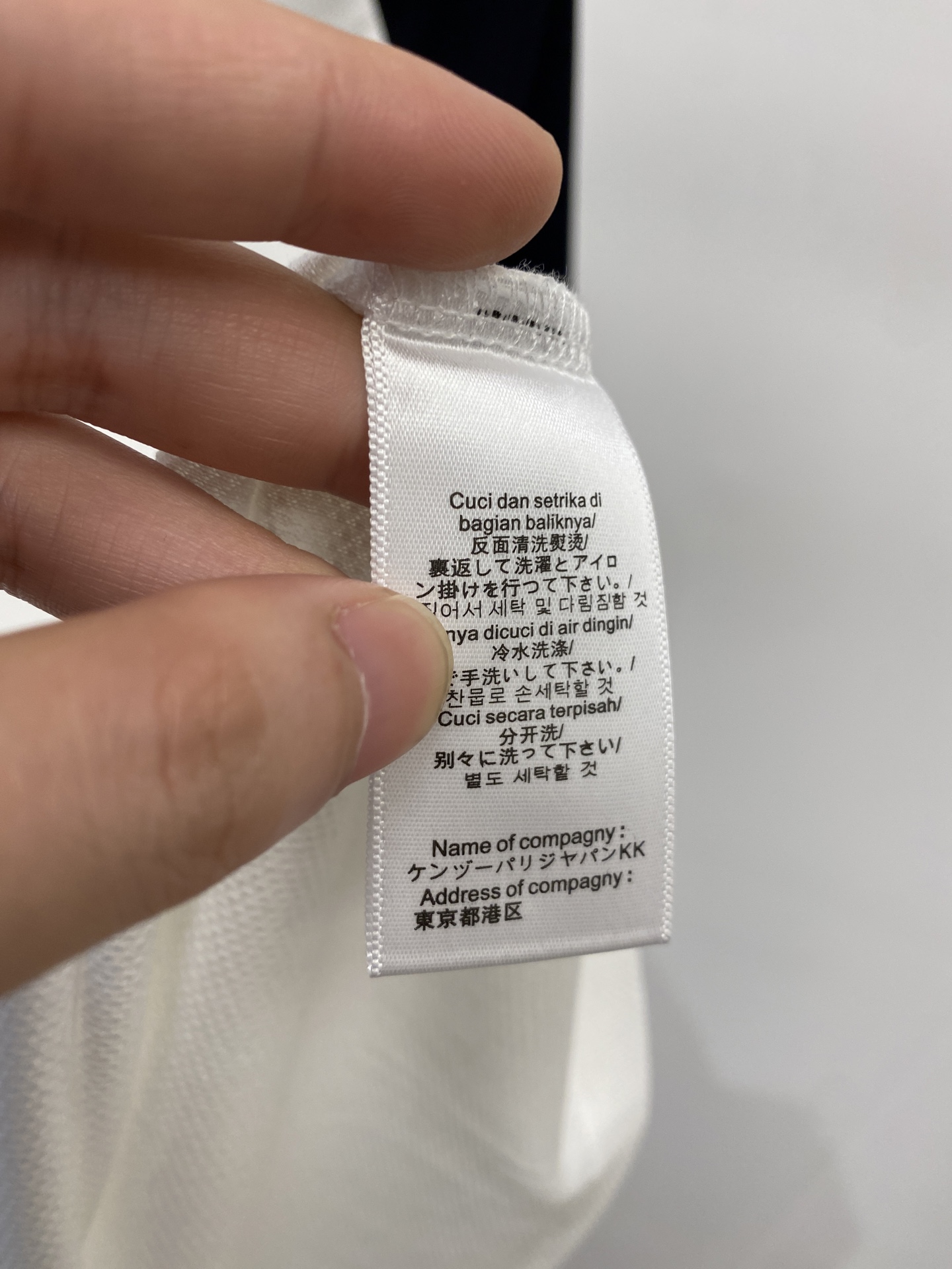 华伦天奴、2026新品短袖T恤，帅气时尚，胸前精致刺绣图案logo，简约百搭款。面料棉 不仅挺括，保持潮