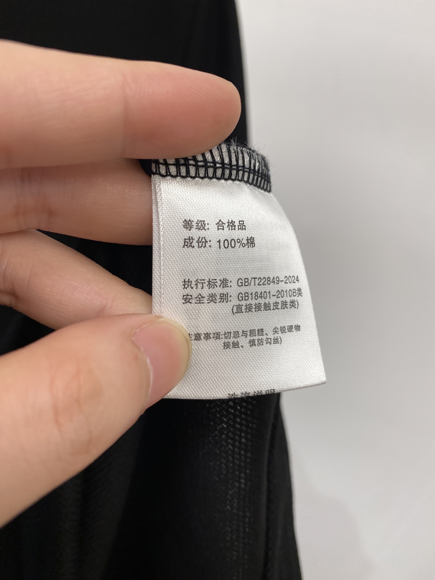 ￼ 古奇、2026新品短袖T恤，帅气时尚，胸前精致刺绣字母logo，简约百搭款。面料棉 不仅挺括，保持潮