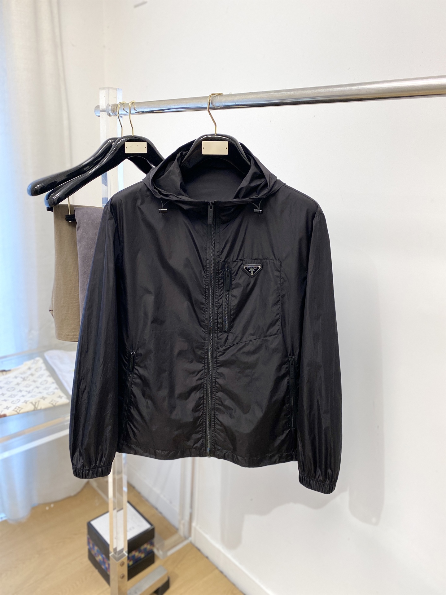 普拉达、2026新品夹克外套，时尚帅气，简约百搭款，胸前五金装饰三角标logo，定制原版面料，不仅挺括，