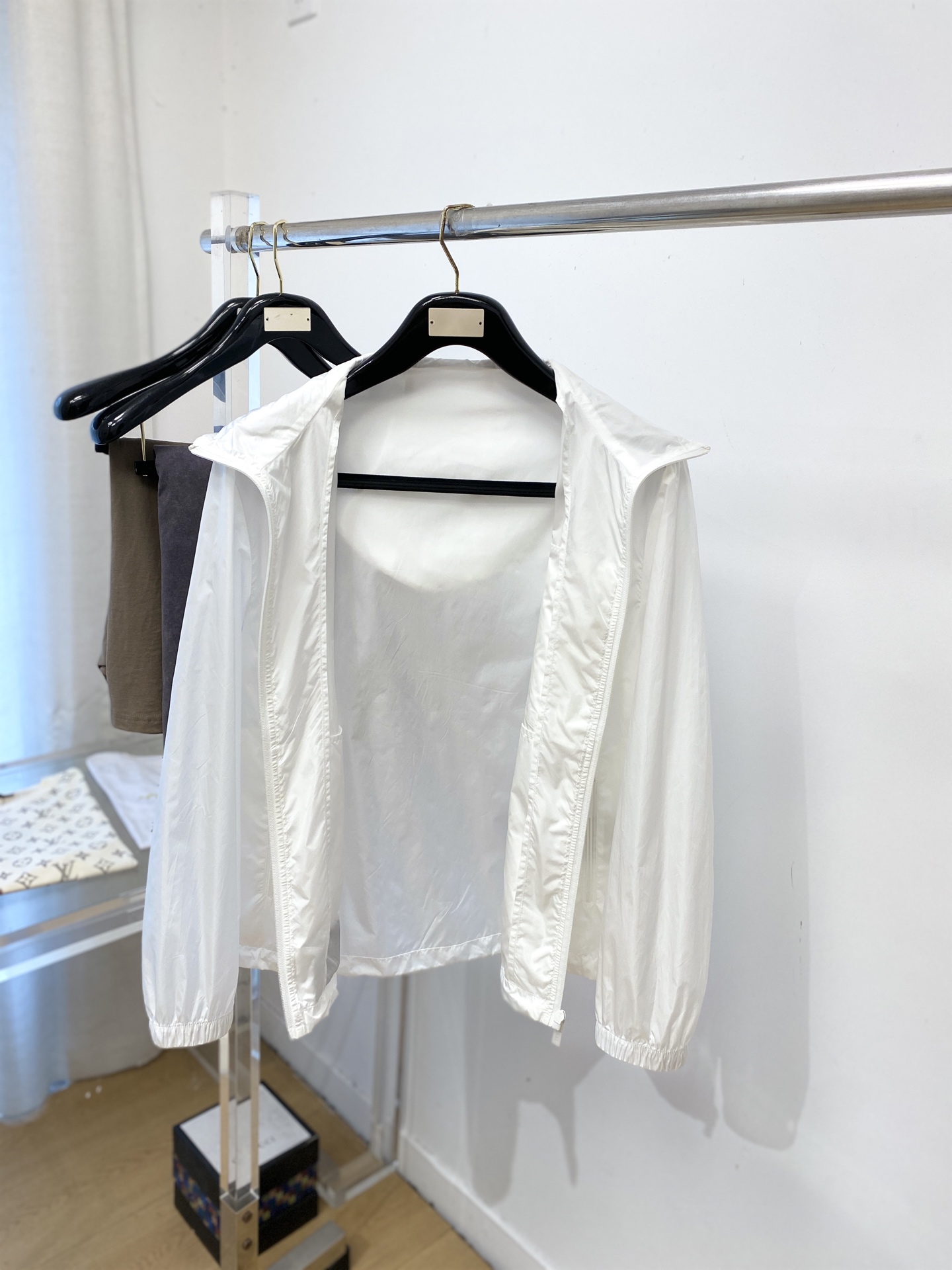 普拉达、2026新品夹克外套，时尚帅气，简约百搭款，胸前五金装饰三角标logo，定制原版面料，不仅挺括，