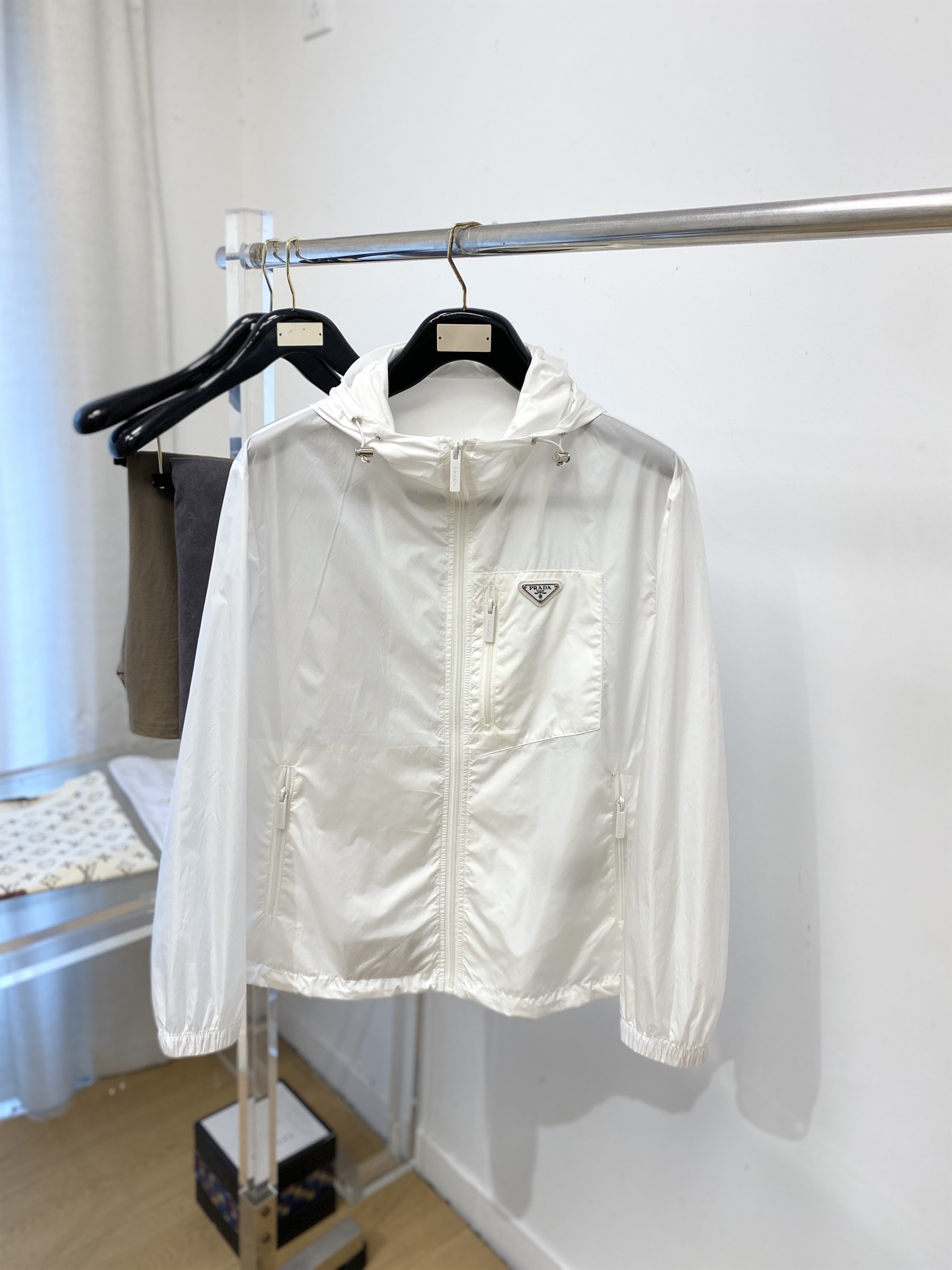 普拉达、2026新品夹克外套，时尚帅气，简约百搭款，胸前五金装饰三角标logo，定制原版面料，不仅挺括，