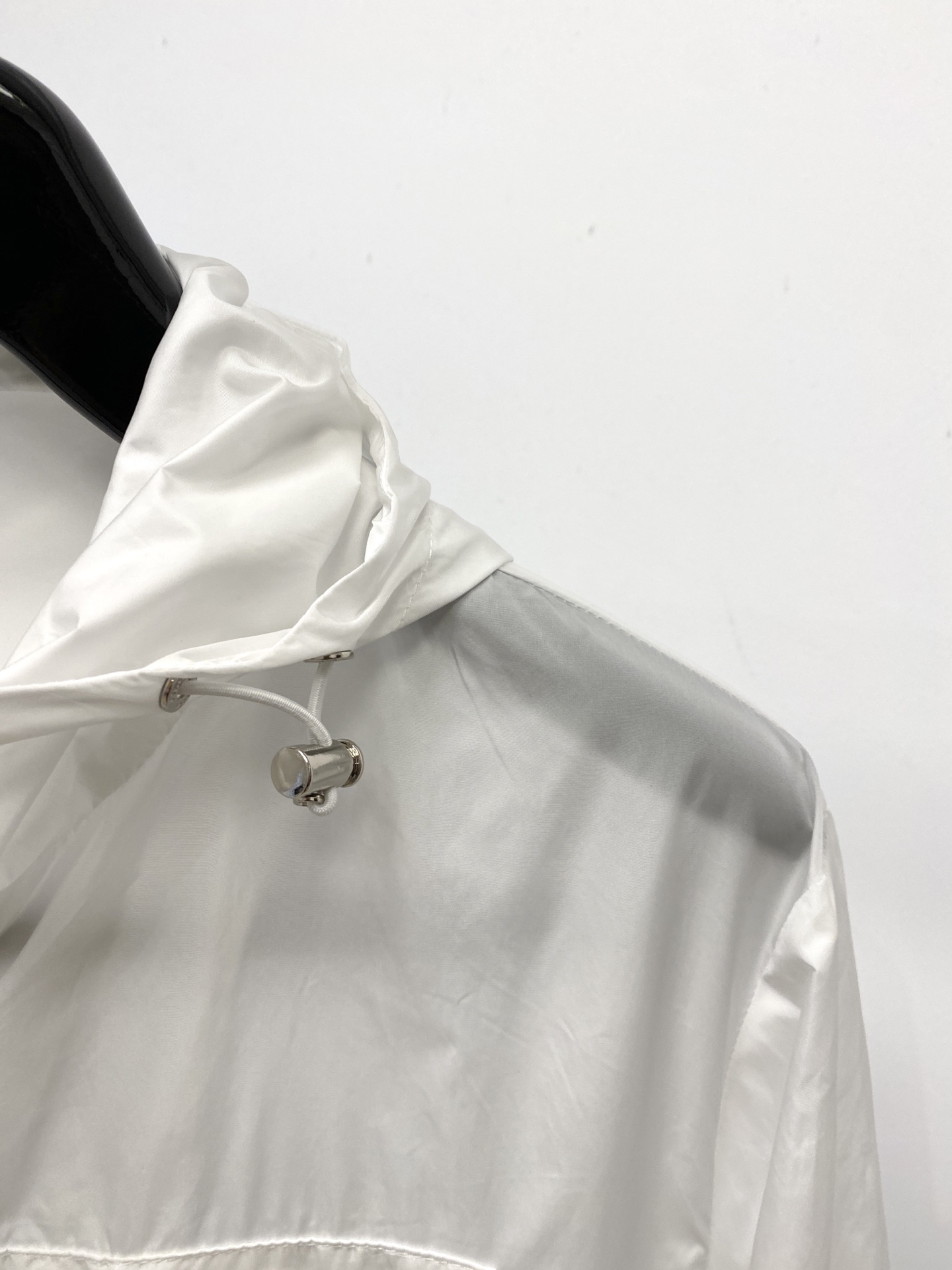 普拉达、2026新品夹克外套，时尚帅气，简约百搭款，胸前五金装饰三角标logo，定制原版面料，不仅挺括，