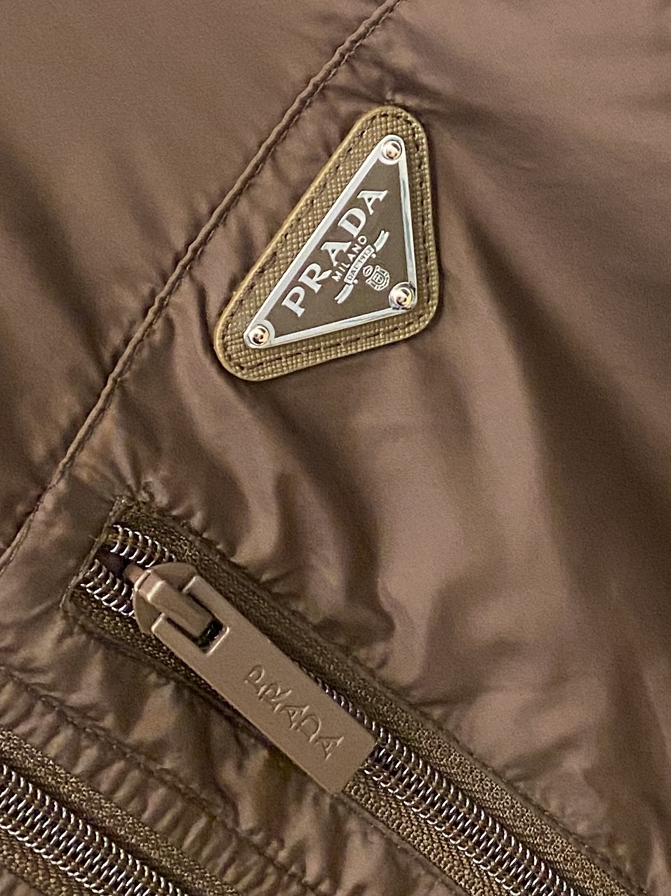 普拉达、2026新品夹克外套，时尚帅气，简约百搭款，胸前五金装饰三角标logo，定制原版面料，不仅挺括，