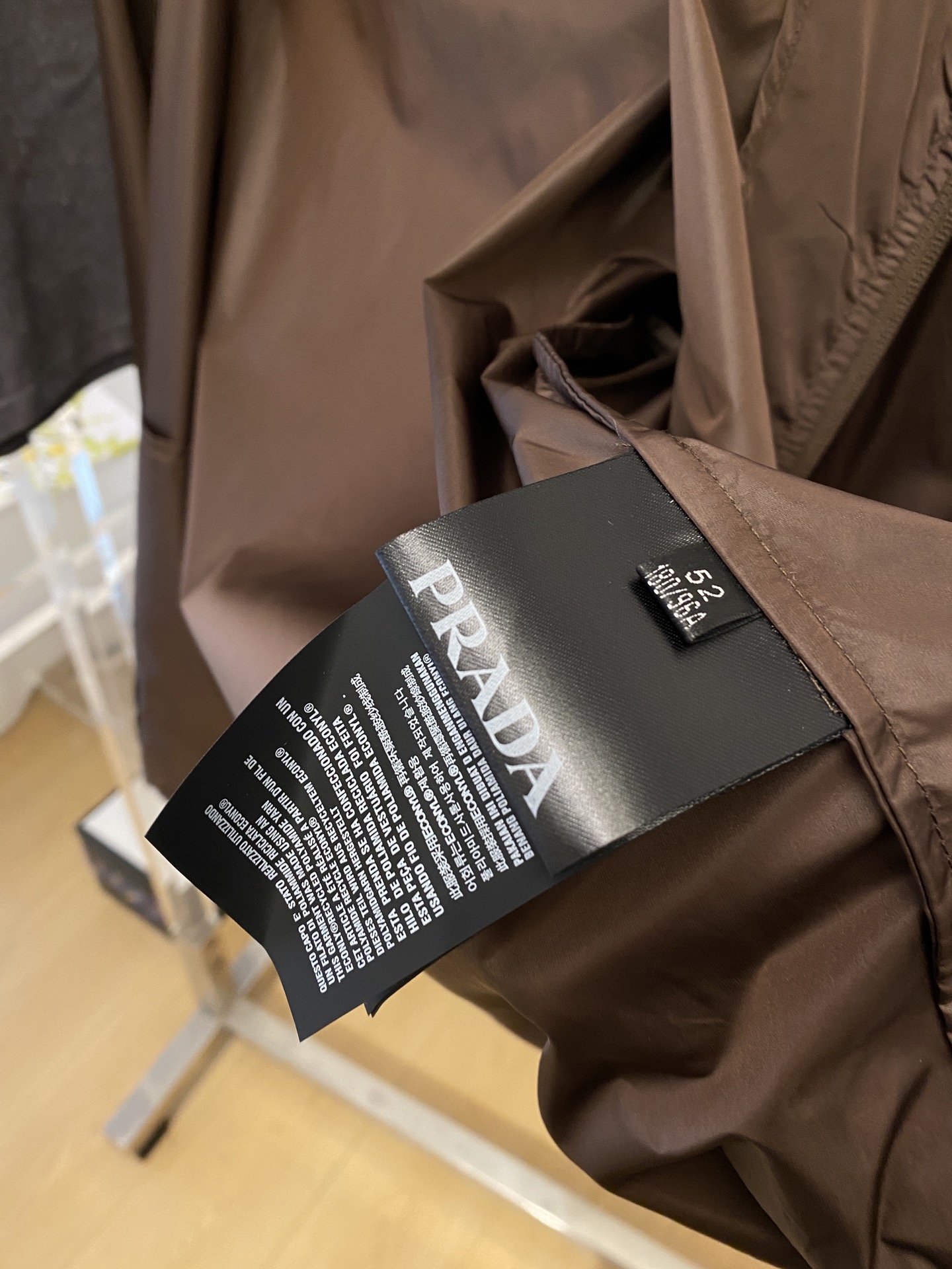 普拉达、2026新品夹克外套，时尚帅气，简约百搭款，胸前五金装饰三角标logo，定制原版面料，不仅挺括，